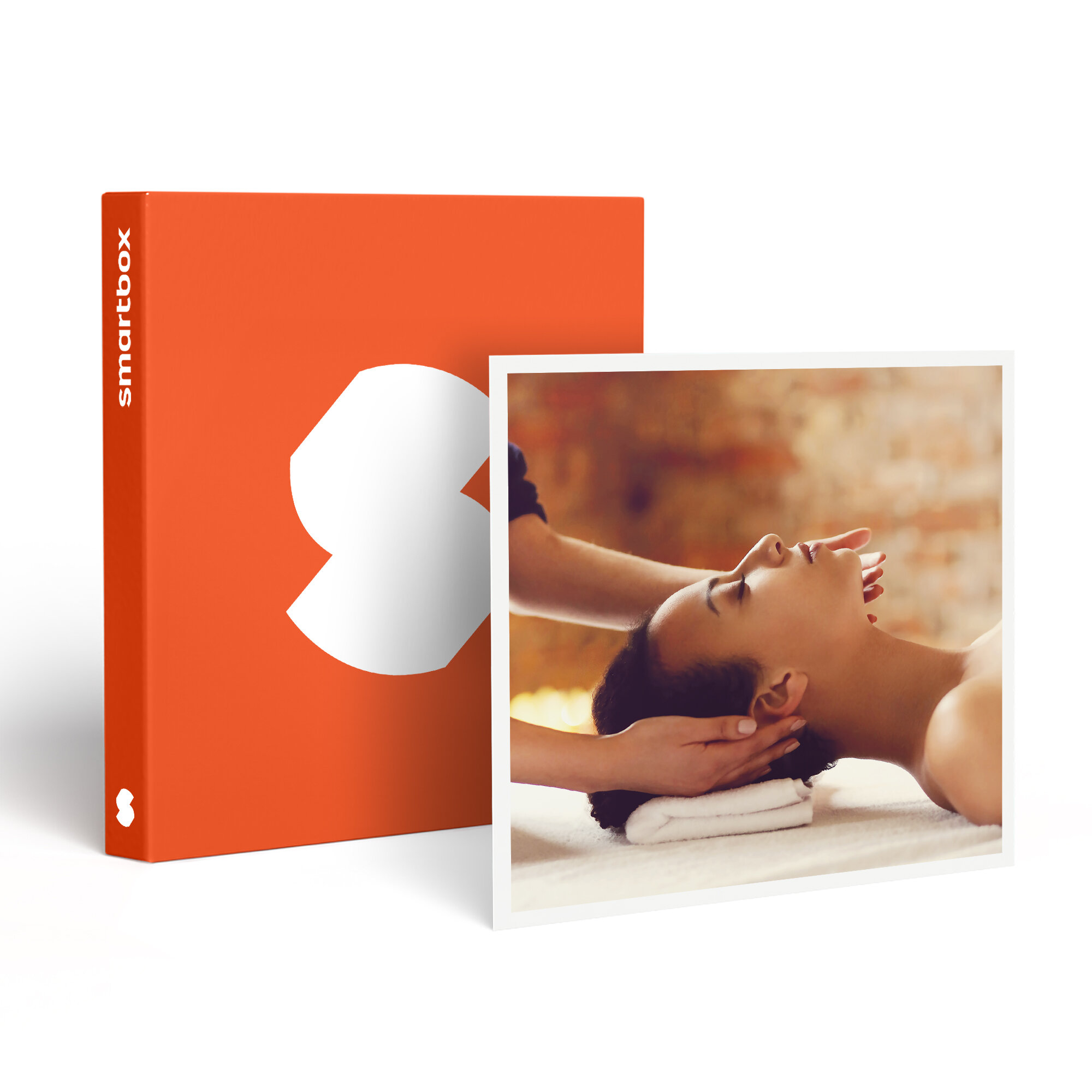 Una mujer recibe un masaje facial. A la izquierda hay una caja naranja con un logotipo blanco.
