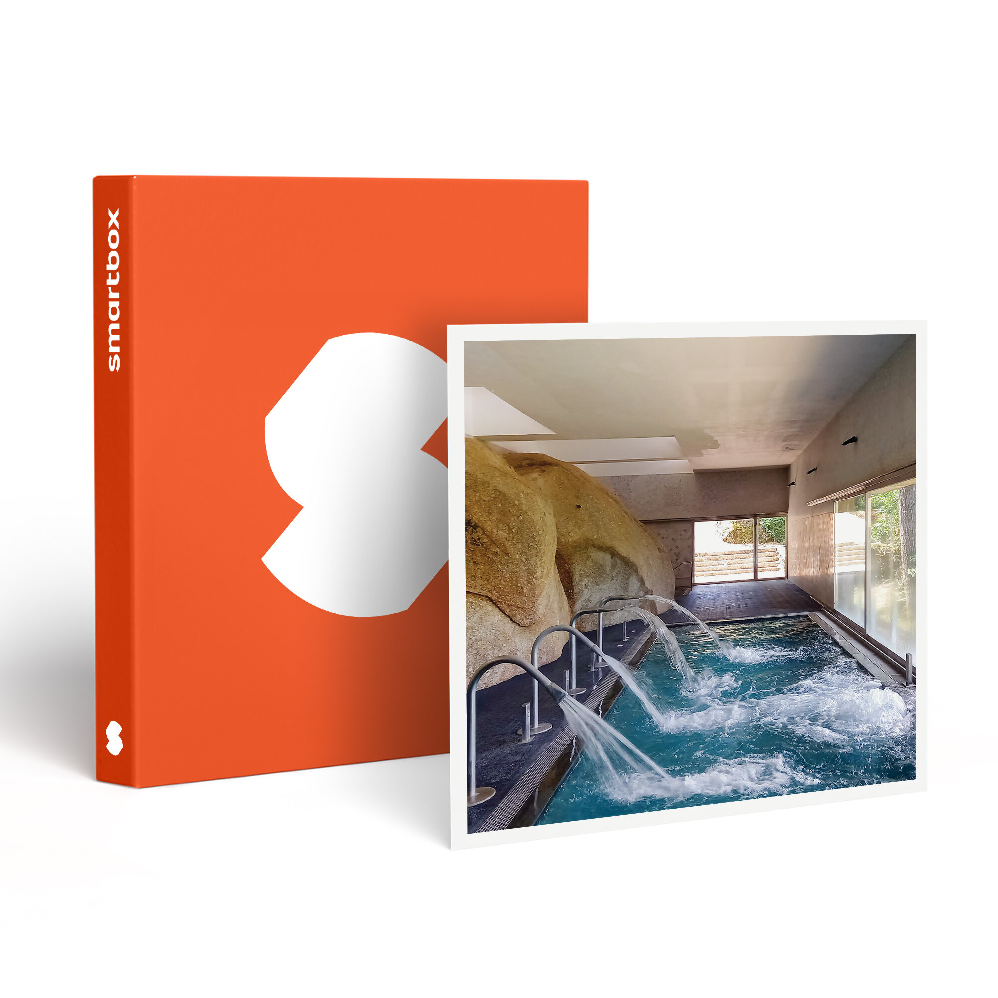 Una caja naranja con un logotipo blanco junto a una foto de un spa. El spa tiene una piscina con chorros de agua y rocas grandes.