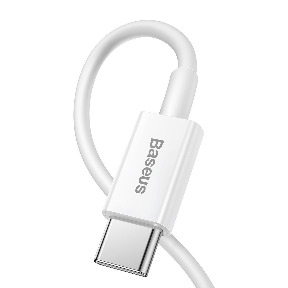 Ein weißes USB-C-Ladekabel von Baseus. Das Kabel ist gebogen. Der Stecker hat ein silbernes Ende.