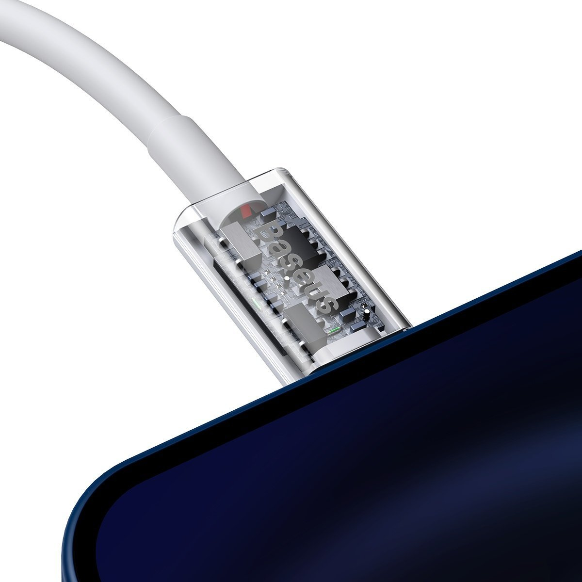 Un cavo di ricarica bianco è collegato a un telefono blu scuro. Il connettore mostra i componenti interni.