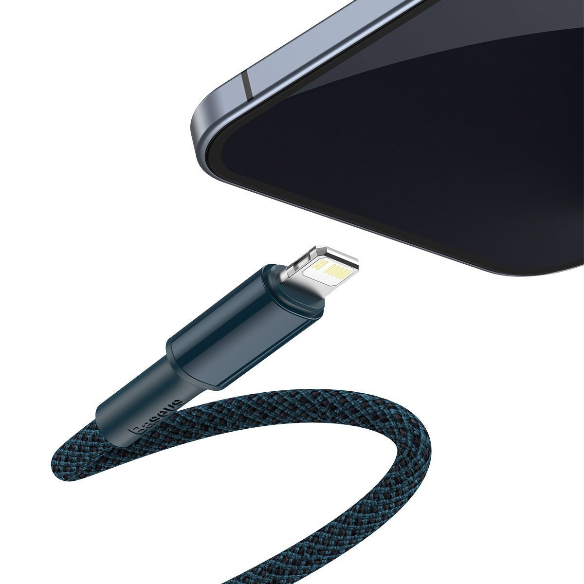 Un câble de charge bleu foncé est branché sur un téléphone. Le câble a une texture tissée et la marque 'Baseus' est visible.