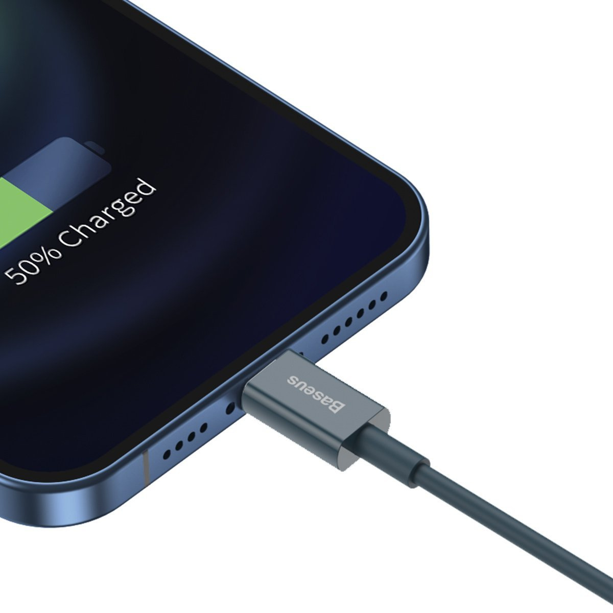 Un telefono blu si sta caricando, mostrando il 50% di carica. Un cavo Baseus grigio è collegato al telefono.