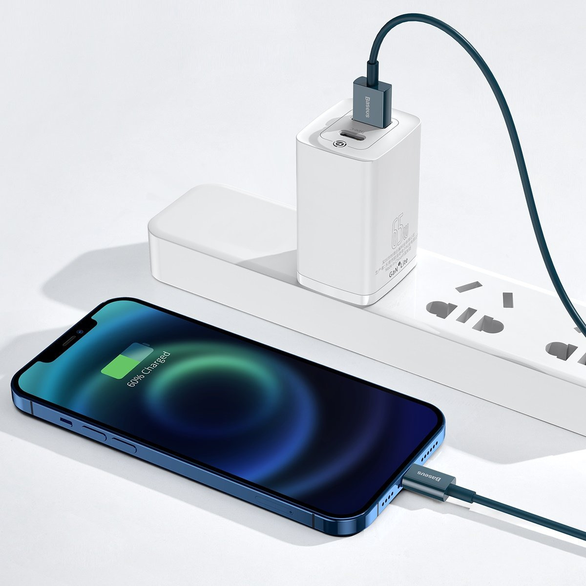 Un telefono in carica con un caricatore bianco collegato a una presa di corrente. Il telefono mostra il 60% di carica.