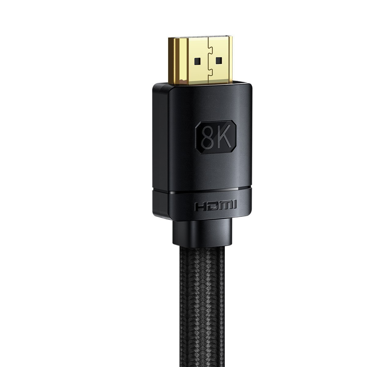 Zbliżenie kabla HDMI. Kabel ma pozłacane złącze i czarny, pleciony kabel z logo 8K.
