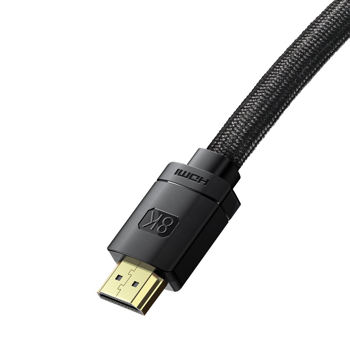 Zbliżenie czarnego kabla HDMI ze złotym złączem. Posiada logo 8K i markę HDMI.