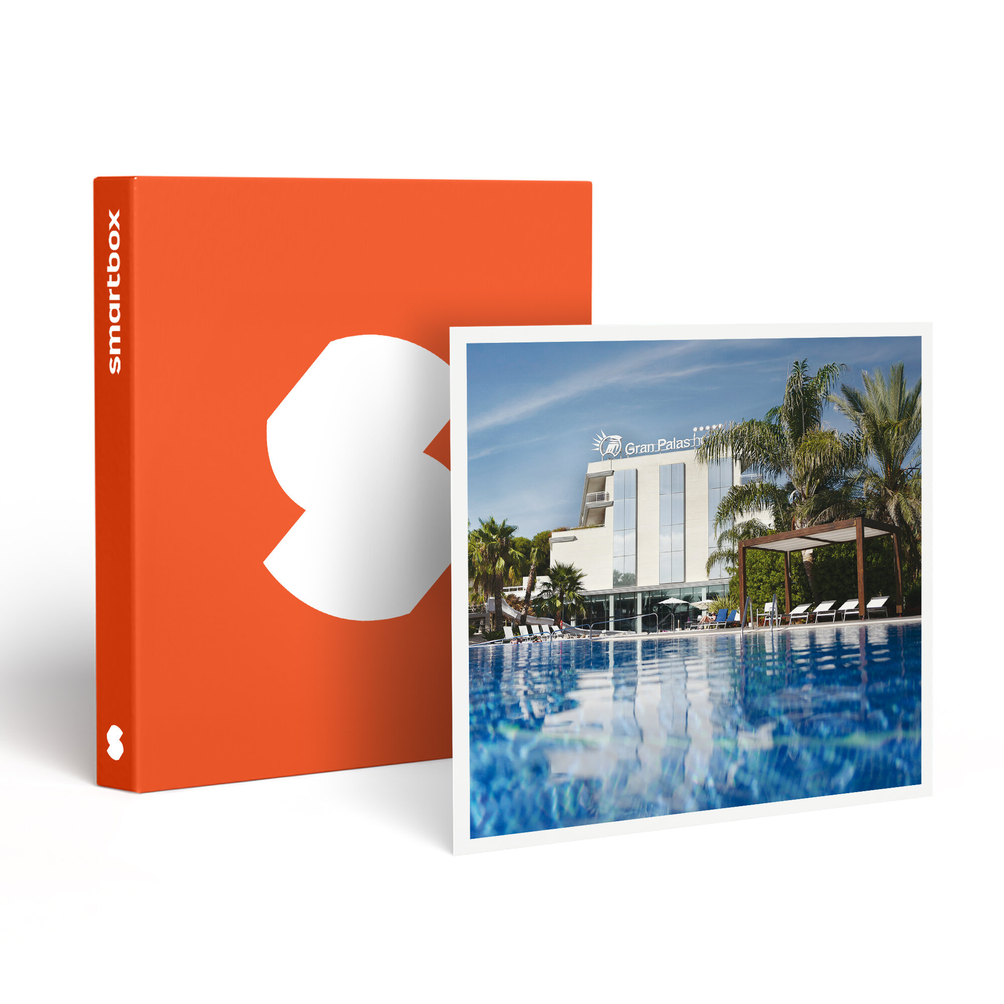 Una caja naranja con un logotipo blanco junto a una foto de piscina de hotel, palmeras y cielo azul.