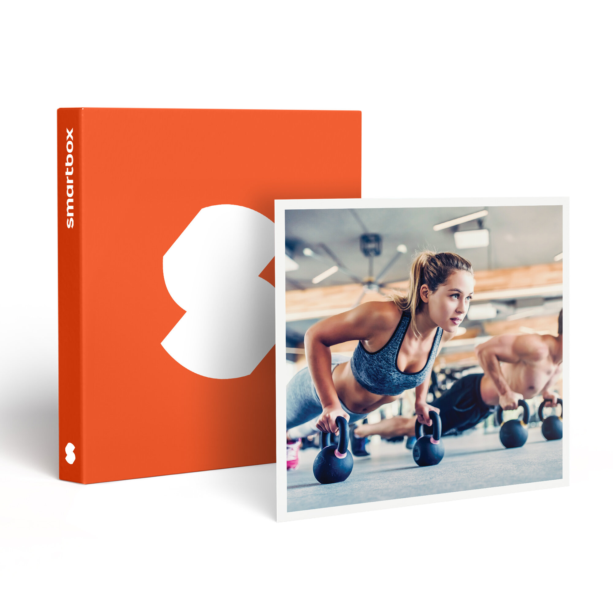 Una mujer y un hombre hacen flexiones con pesas rusas. A la izquierda, una caja naranja con un logotipo blanco.