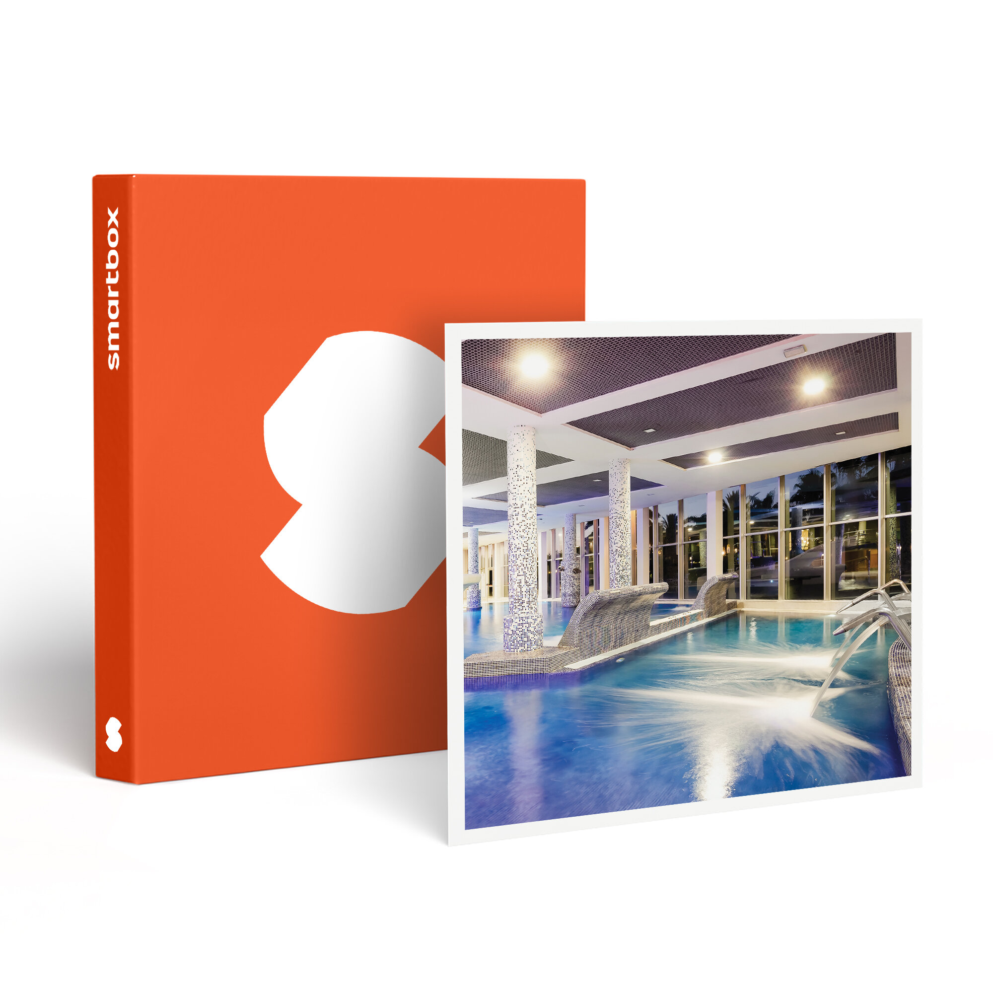 Una caja naranja con un logotipo blanco junto a una foto de una piscina cubierta con chorros de agua.
