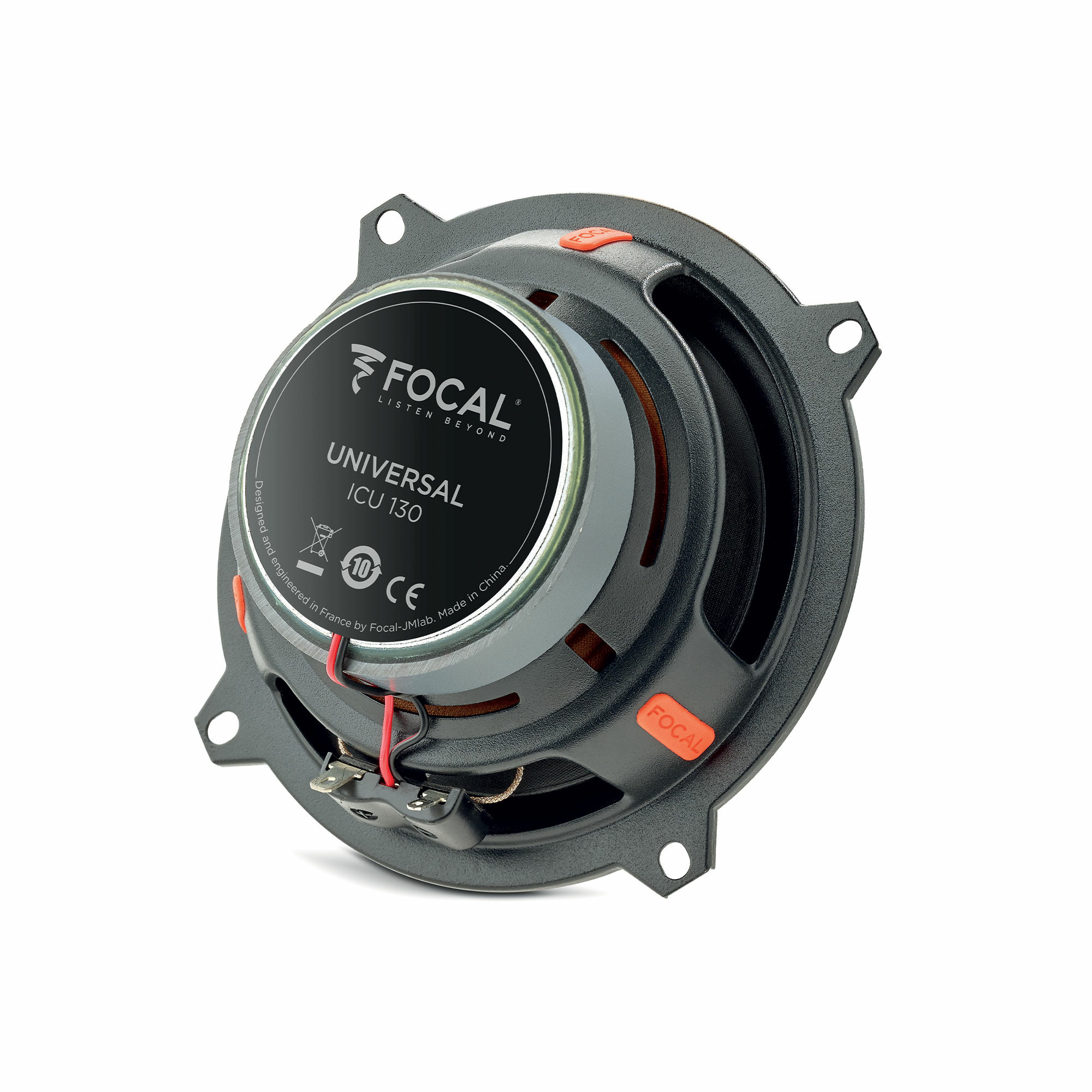 Ein Focal ICU 130 Lautsprecher auf weißem Hintergrund. Es hat einen schwarzen Rahmen, orangefarbene Akzente und das Focal-Logo.