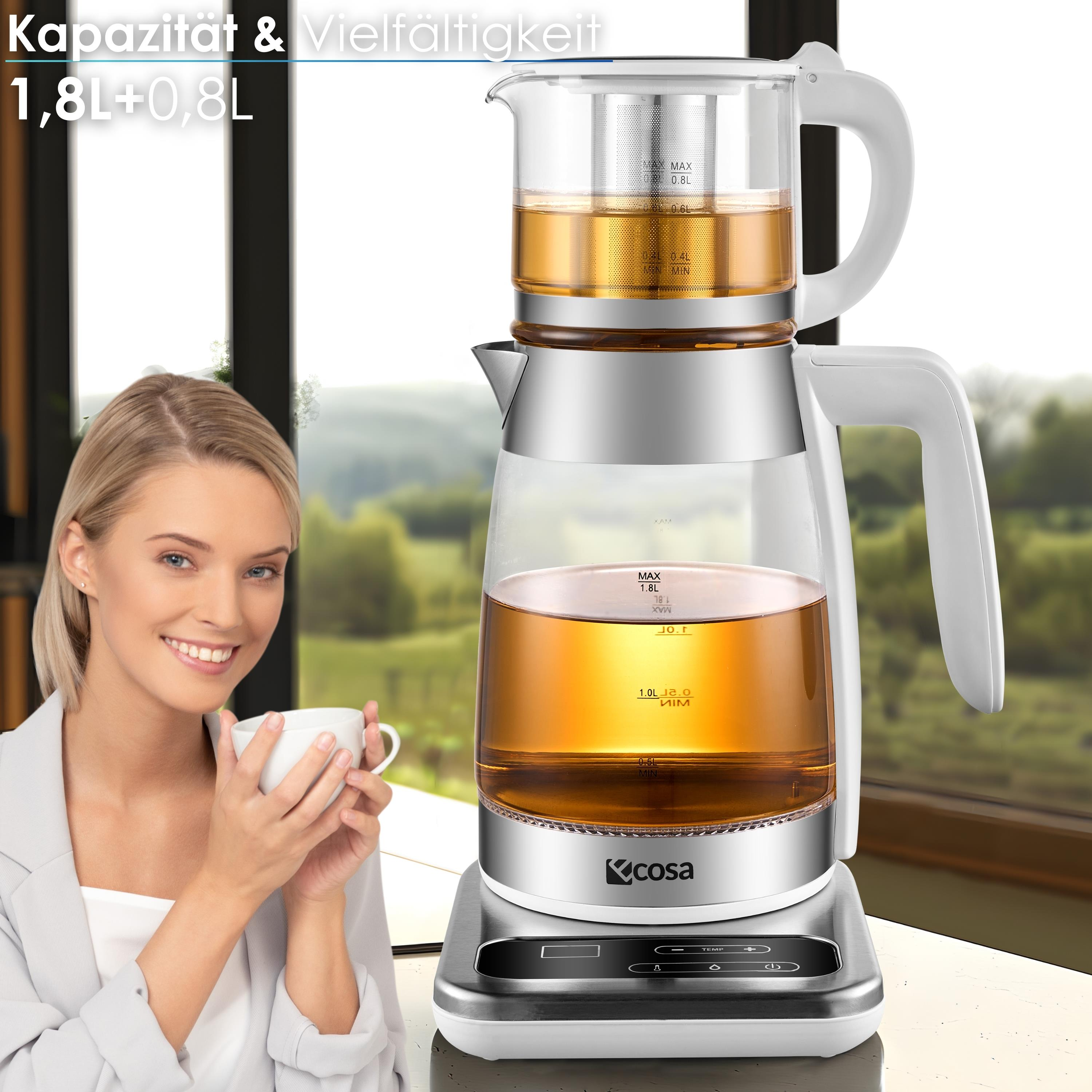 Eine Frau hält eine Tasse und lächelt. Ein gläserner Teekessel steht auf einem Sockel. Der Hintergrund zeigt Bäume.