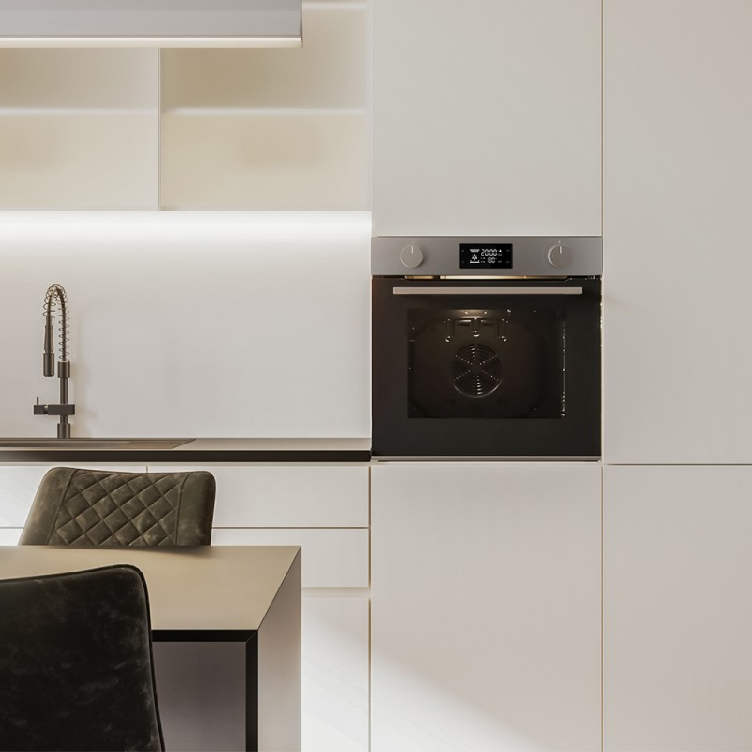Cocina moderna con gabinetes blancos, horno y mesa con sillas. Se ve un grifo. La escena está bien iluminada y es minimalista.