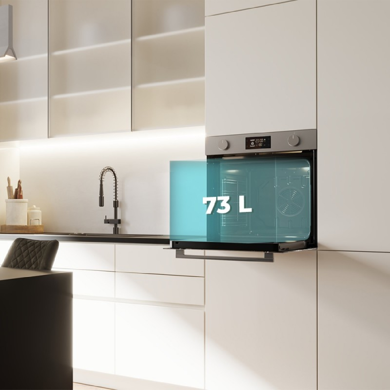 Cocina moderna con horno de 73L. La puerta del horno está abierta, revelando el interior. Armarios blancos, encimera negra y fregadero visibles.