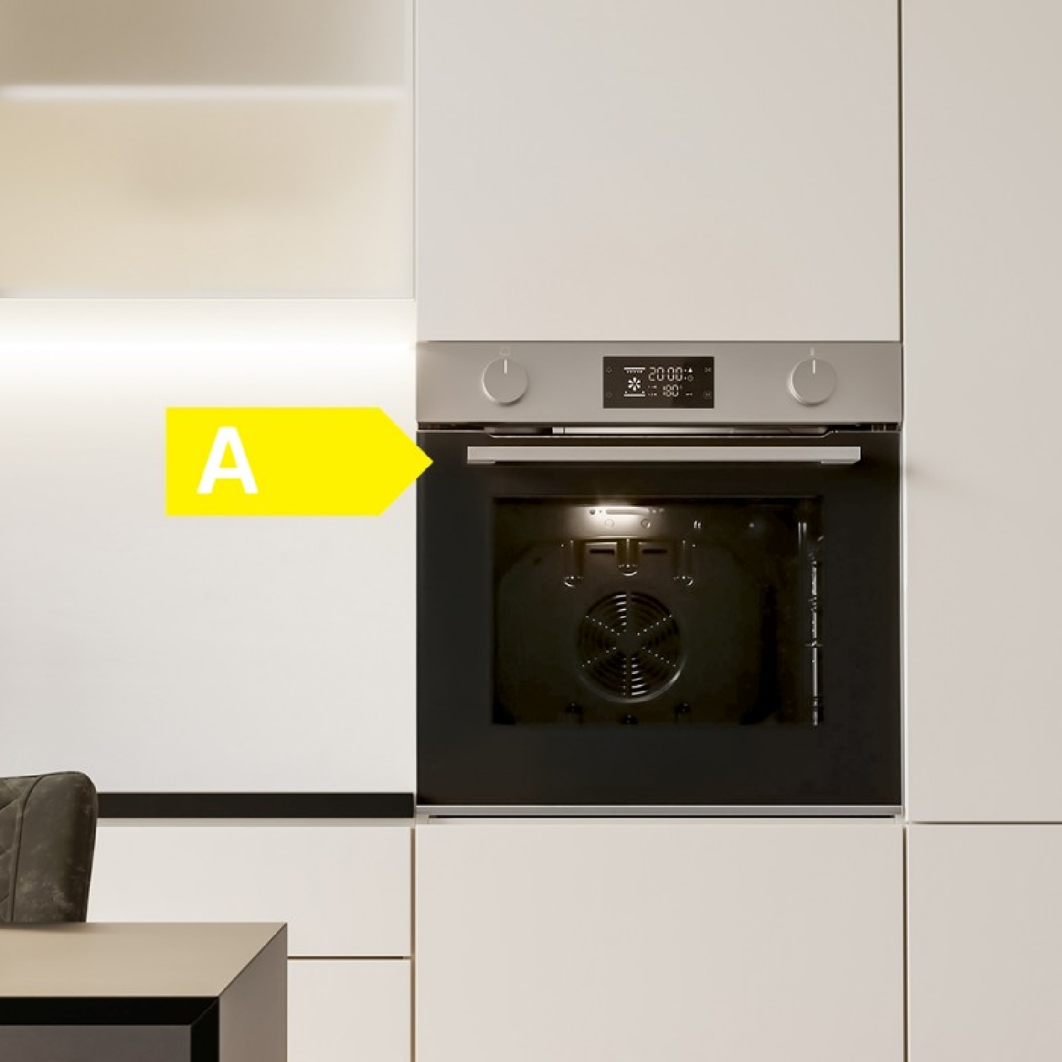 Un horno moderno está instalado en un armario de cocina blanco. Una etiqueta energética 'A' está a la izquierda. La pantalla muestra la hora y la temperatura.