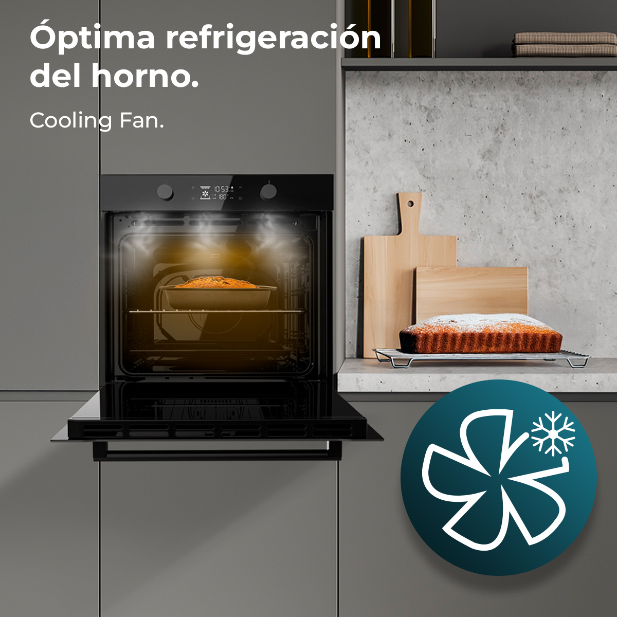 Un horno con un pastel dentro, junto a tablas de cortar y un pastel. Logotipo del ventilador de refrigeración en la esquina. Texto: 'Cooling Fan.'