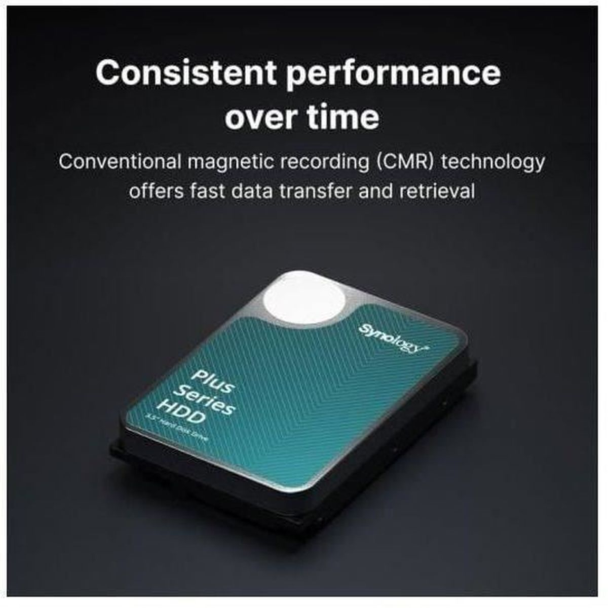 Dysk HDD Synology Plus Series, turkusowy i czarny, z tekstem 'Stała wydajność w czasie'.