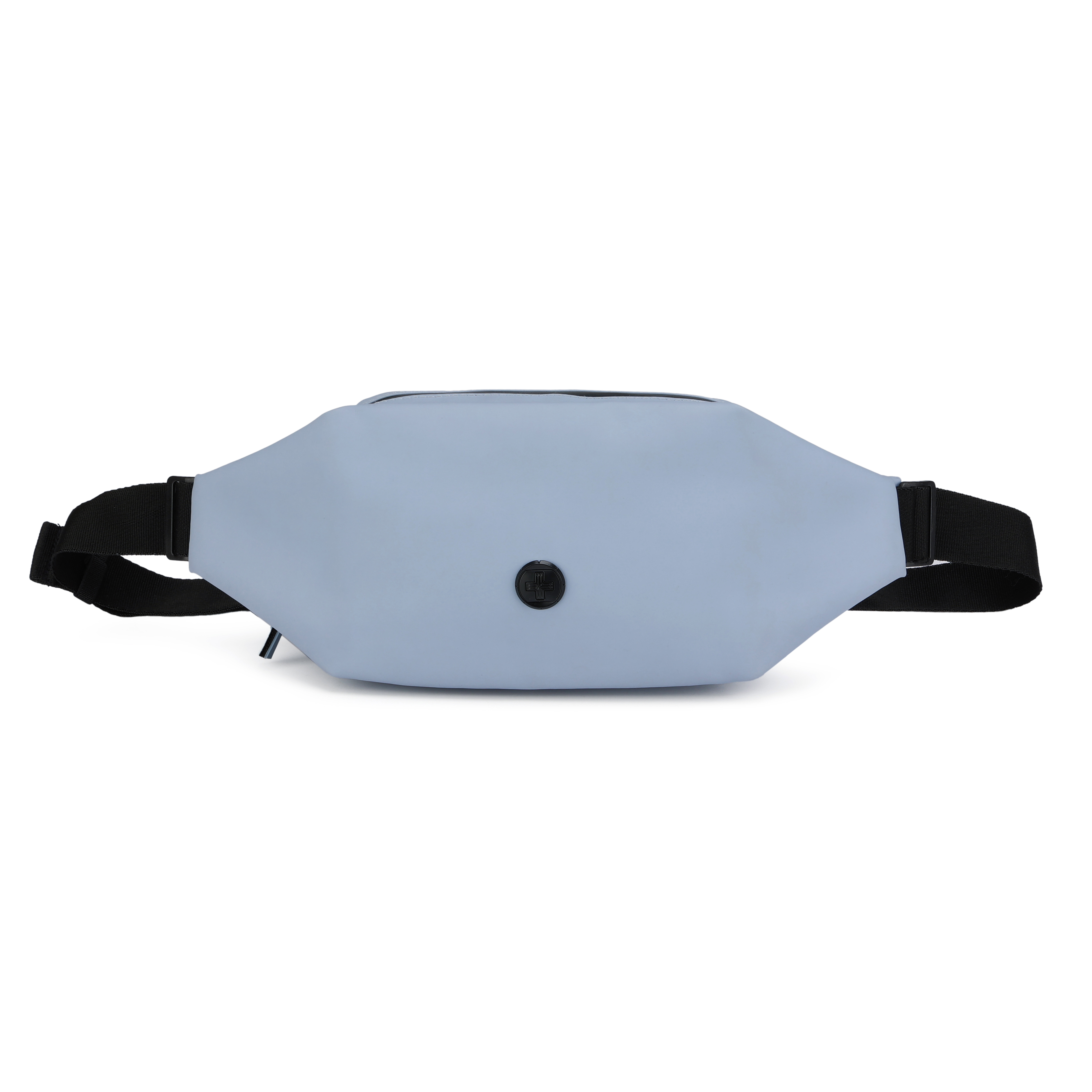 Un marsupio azzurro con cinturino nero e logo nero sul davanti. Isolato su sfondo bianco.