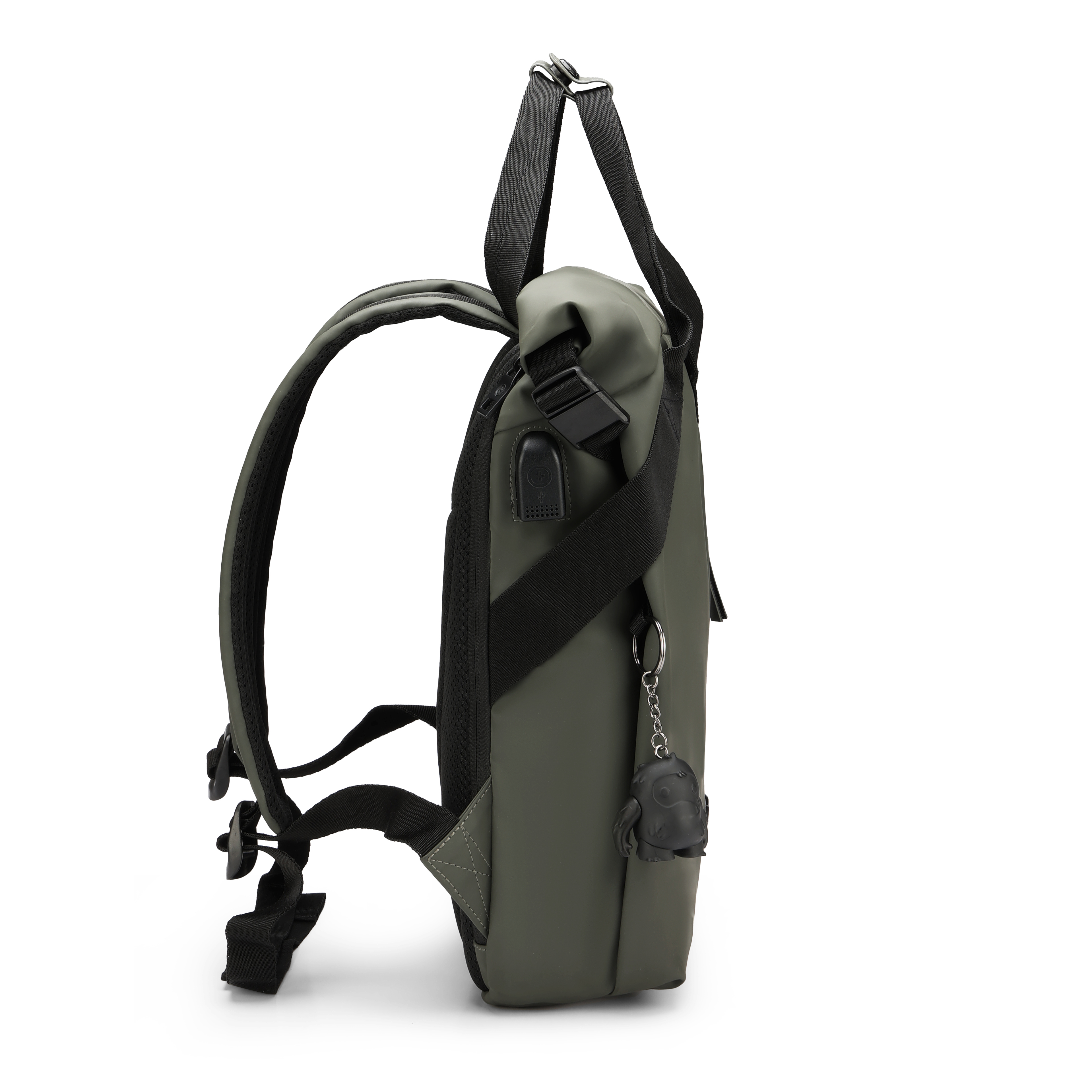 Uno zaino verde con cinghie nere. Ha una porta USB e un piccolo portachiavi. Lo sfondo è bianco.