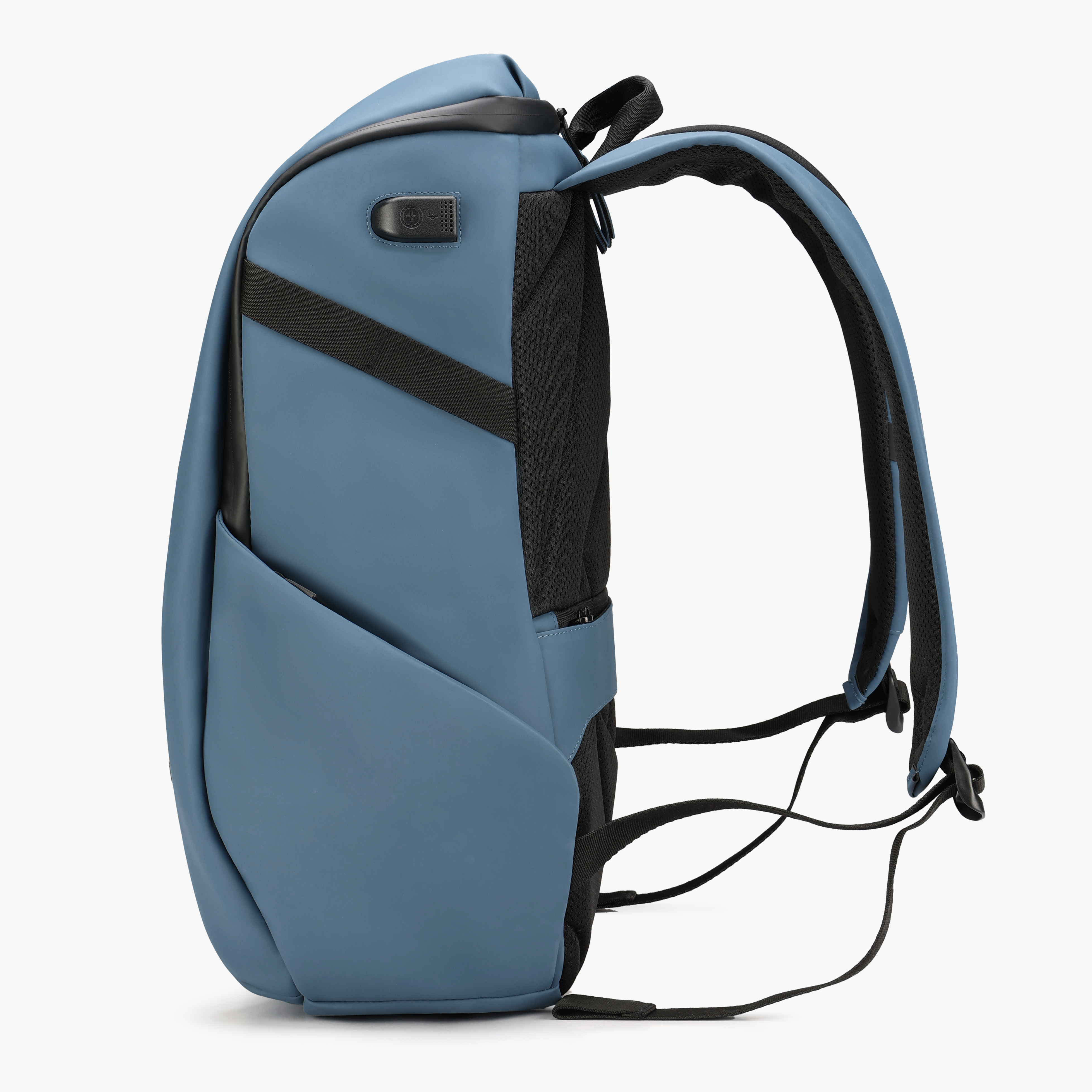 Uno zaino blu con cinghie nere e una porta USB. È su sfondo bianco. La borsa è di profilo.