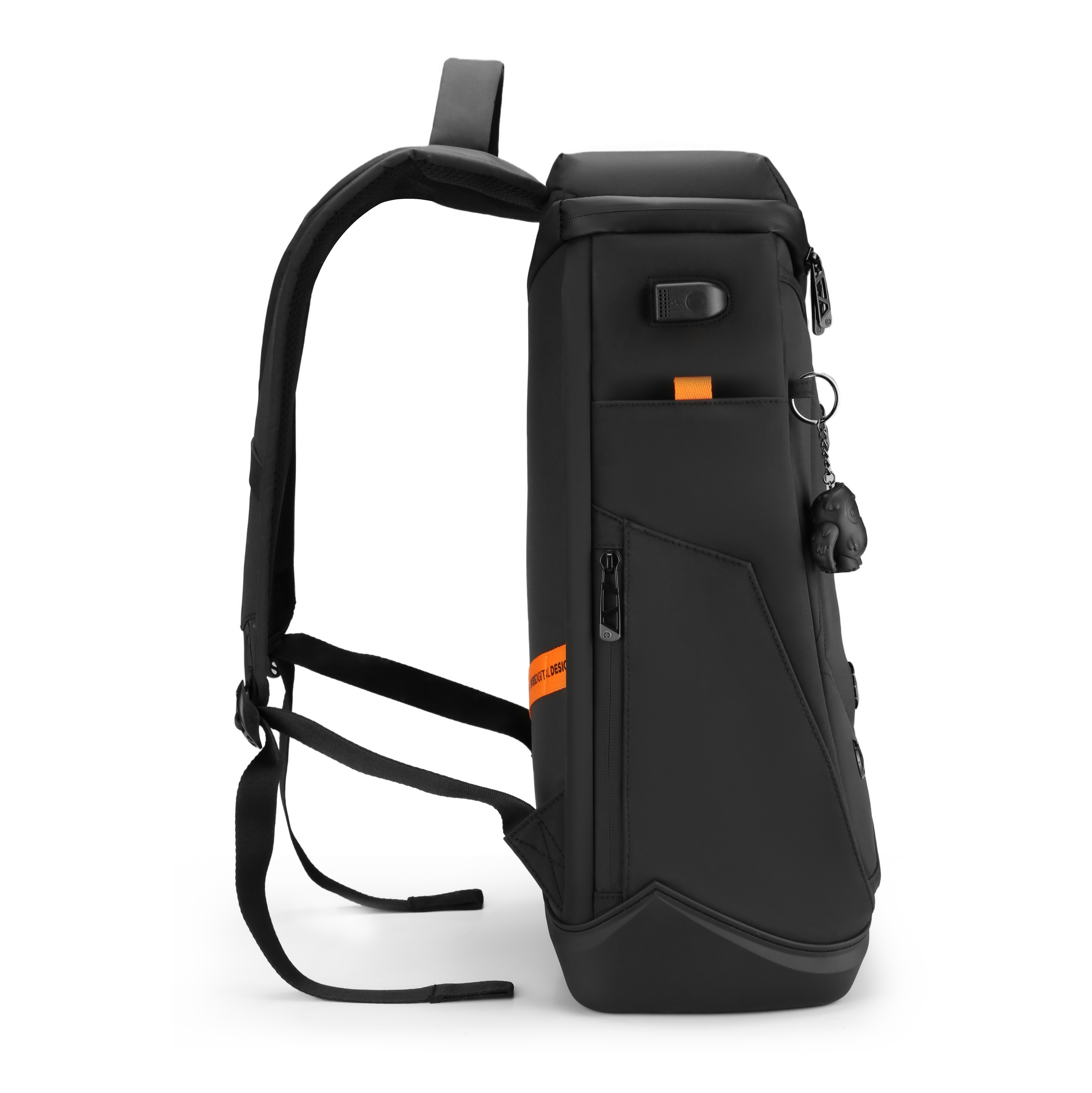 Zaino nero su sfondo bianco. Cinghie, etichetta arancione e un piccolo ciondolo. Cerniere e porta USB visibili.