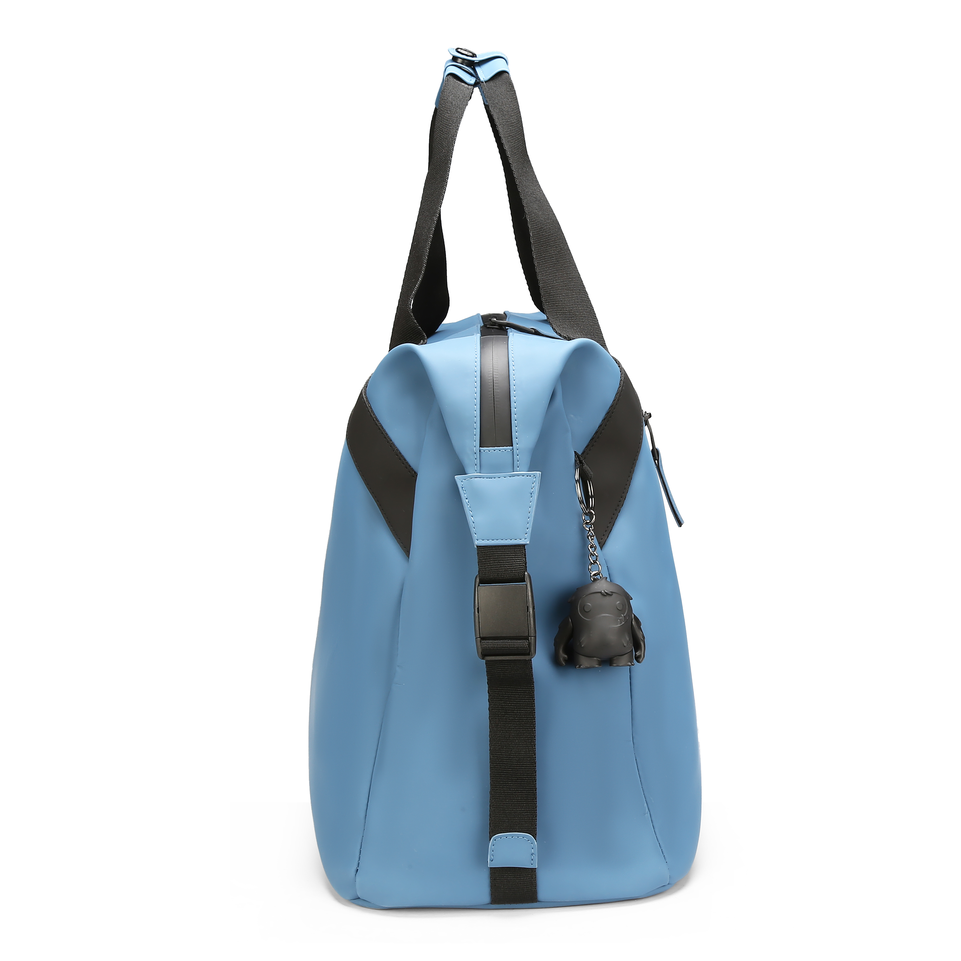Borsa da viaggio blu con cinghie nere e un ciondolo. Sfondo bianco. Vista laterale.