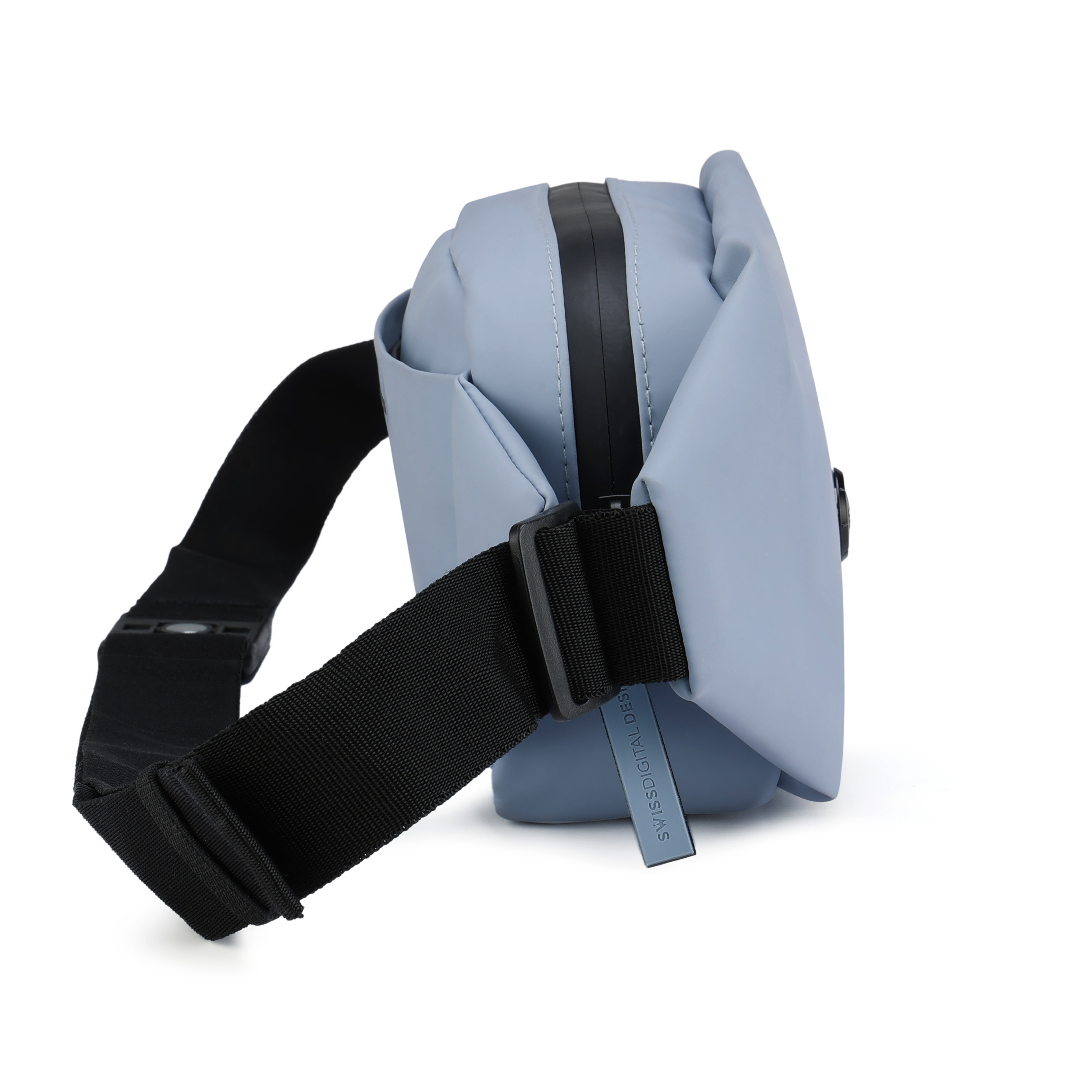 Una borsa azzurra con cinturino nero. La borsa è su una superficie bianca.