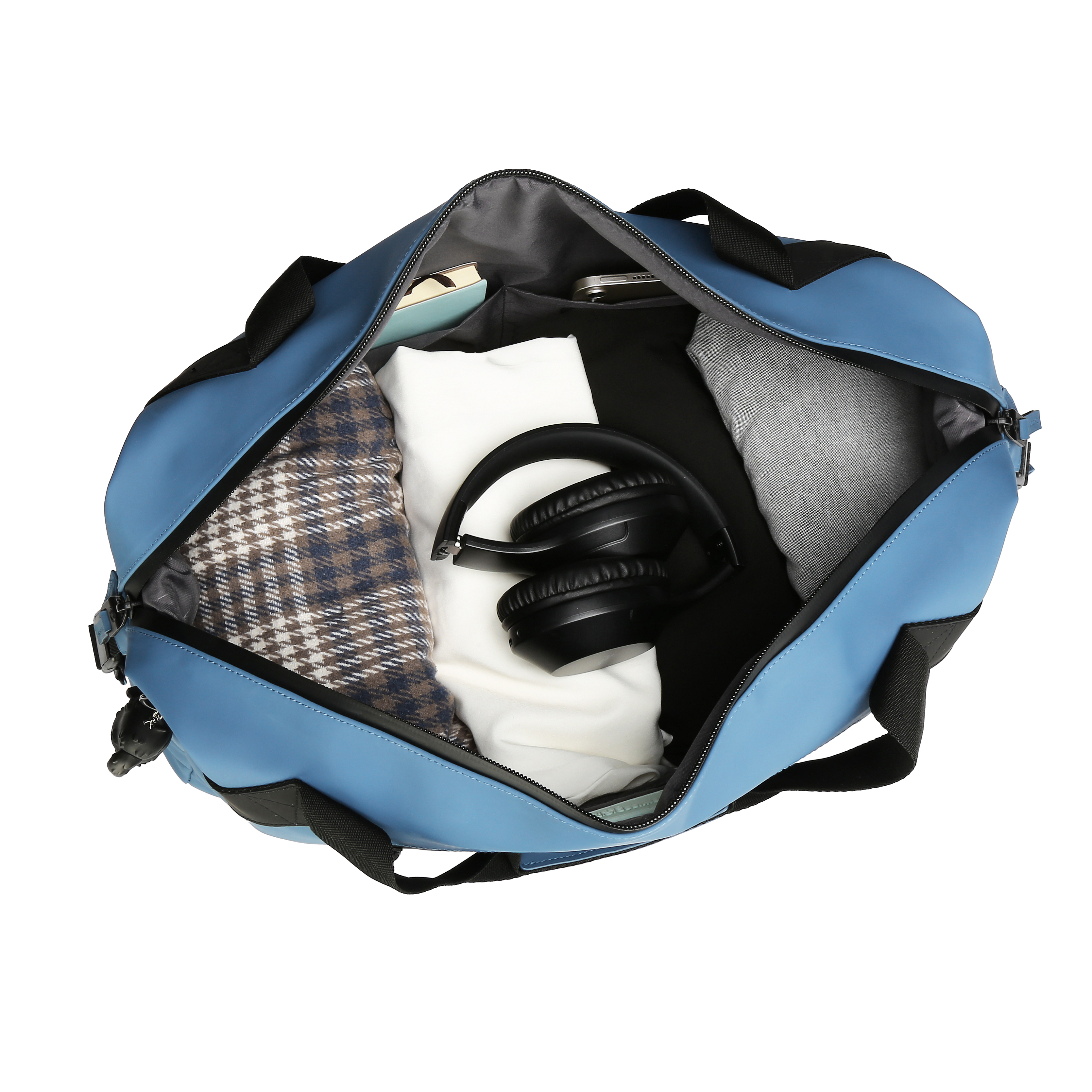 Borsa da viaggio blu aperta con vestiti, cuffie e accessori all'interno. Manici e cerniera neri.