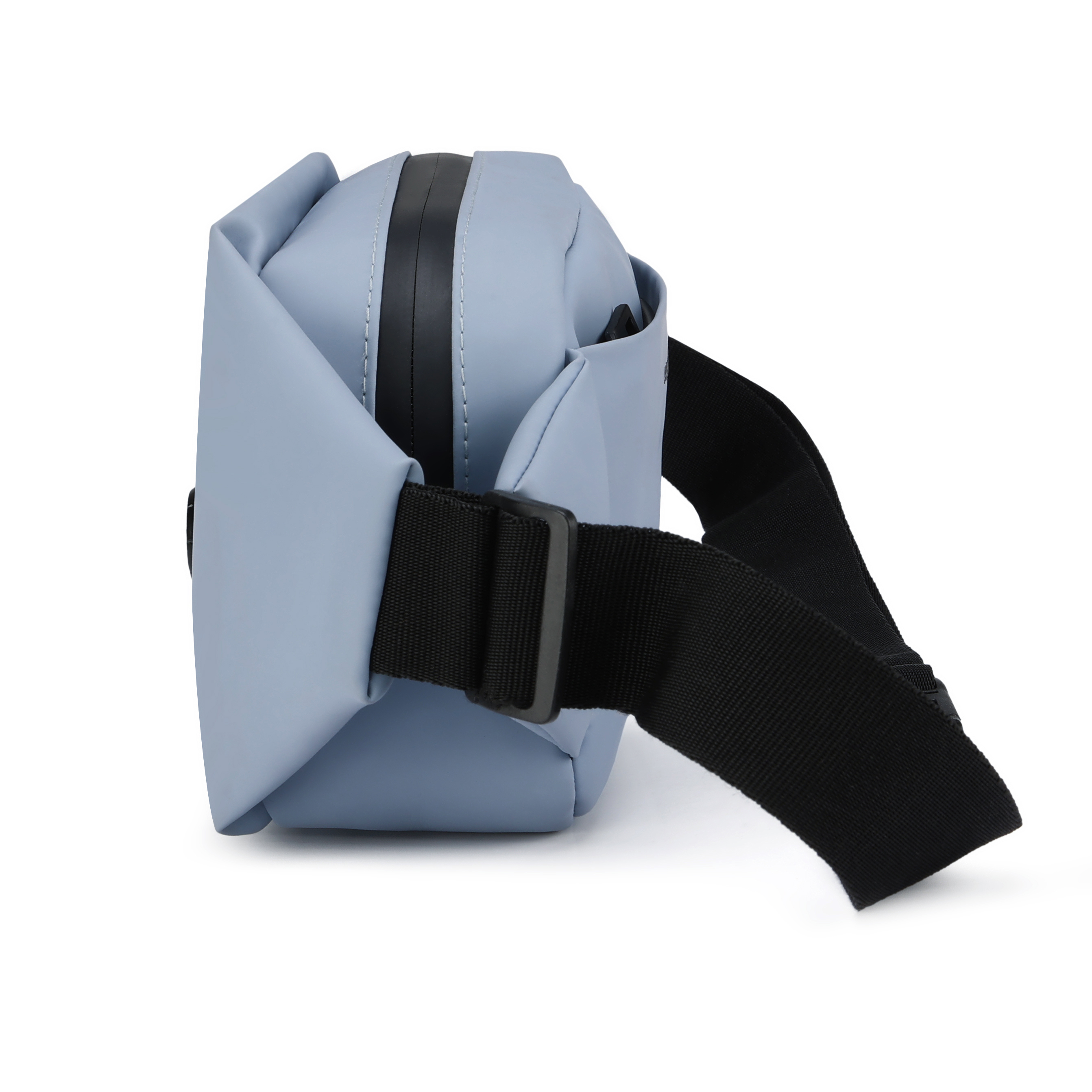 Una borsa azzurra con cinturino nero su sfondo bianco. La borsa ha una cerniera nera.