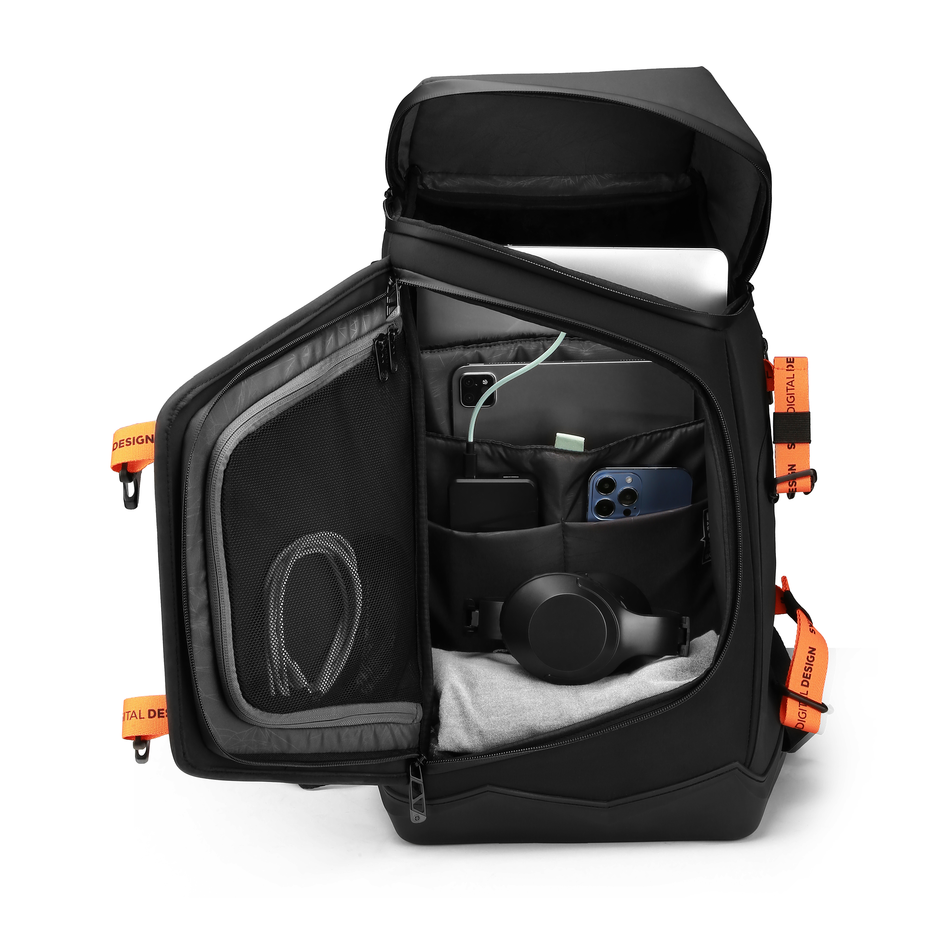 Zaino nero aperto con laptop, tablet, telefono, cuffie e varie tasche. Cinghie arancioni con testo bianco.