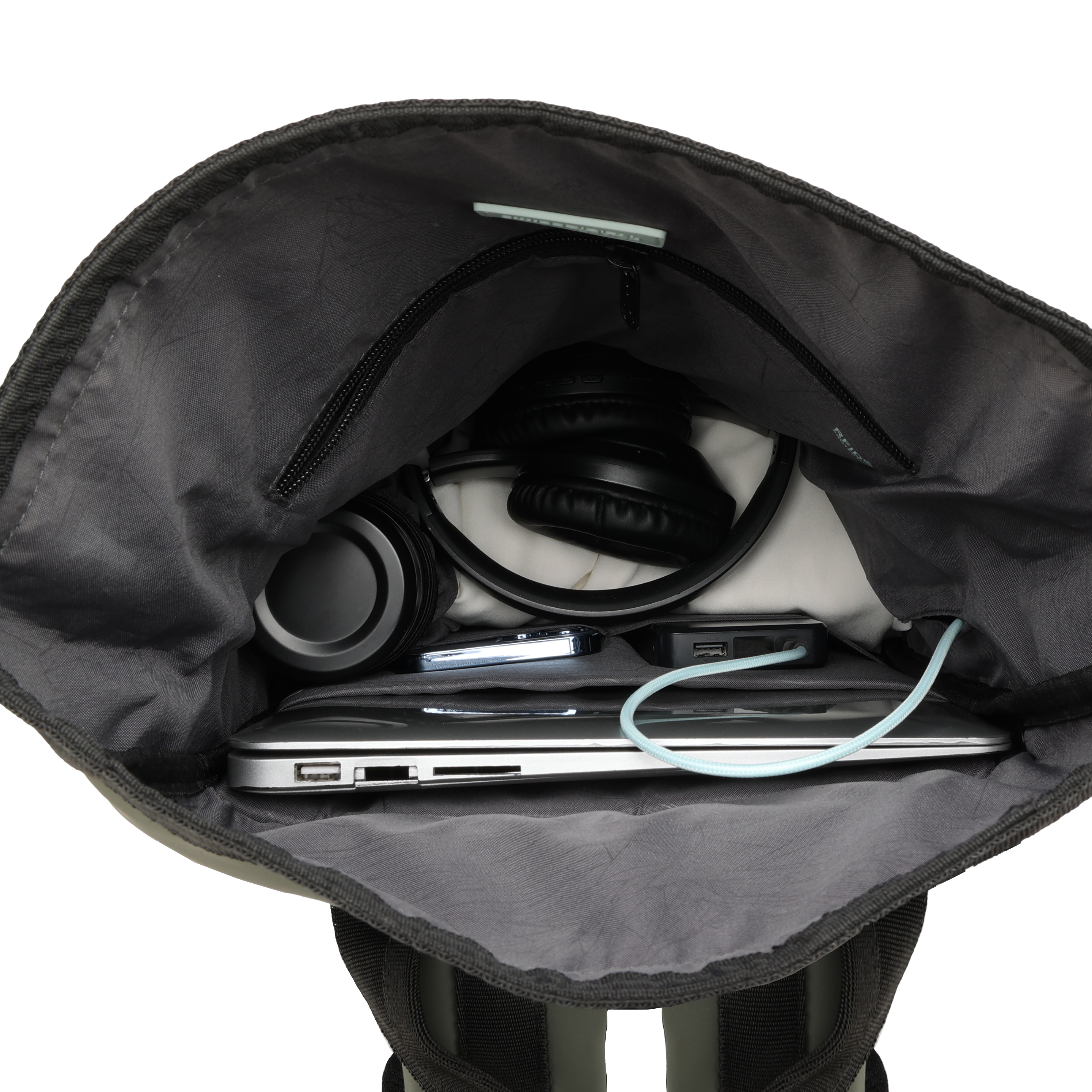 Zaino aperto con cuffie, laptop, telefono, caricatore e cavo all'interno, su sfondo bianco.
