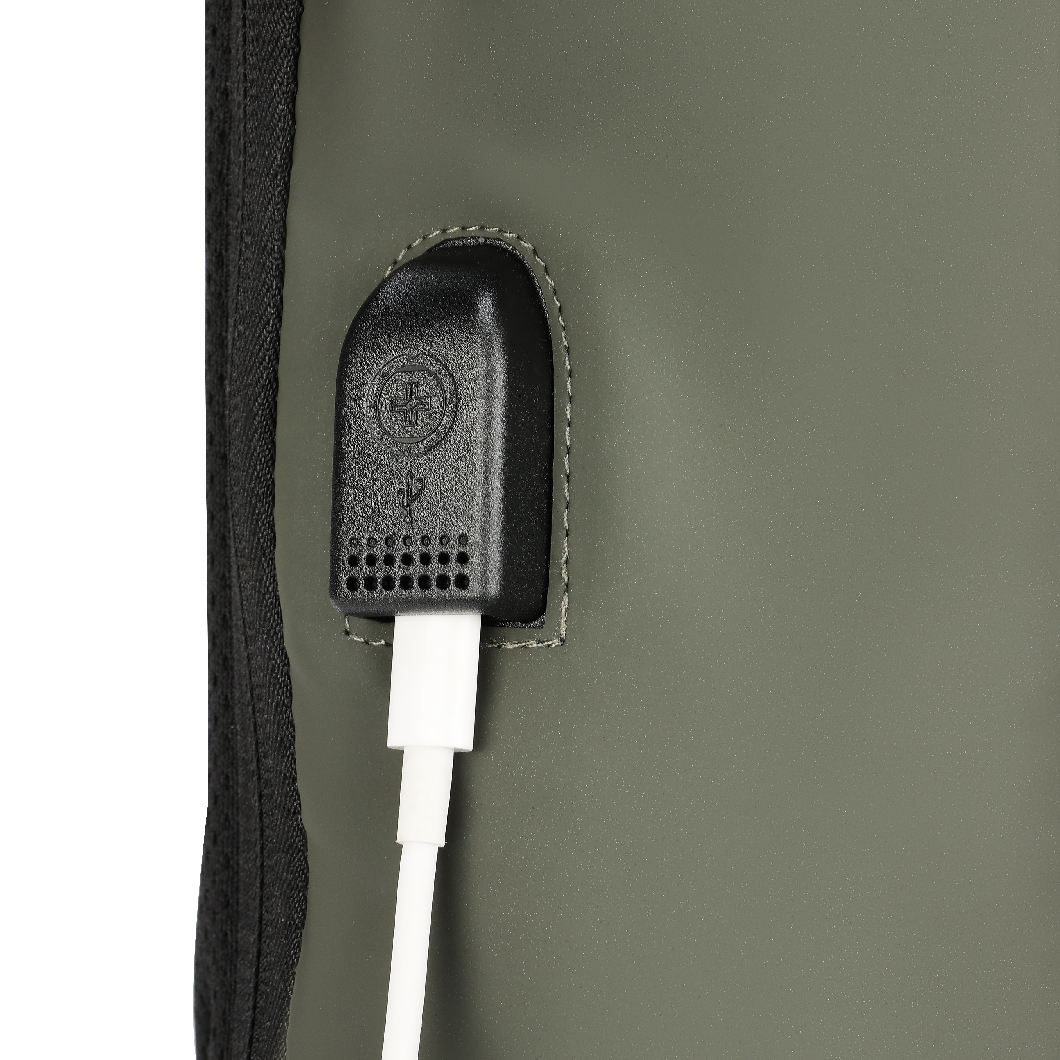 Primo piano di una porta USB nera con un cavo bianco collegato, su sfondo verde oliva.