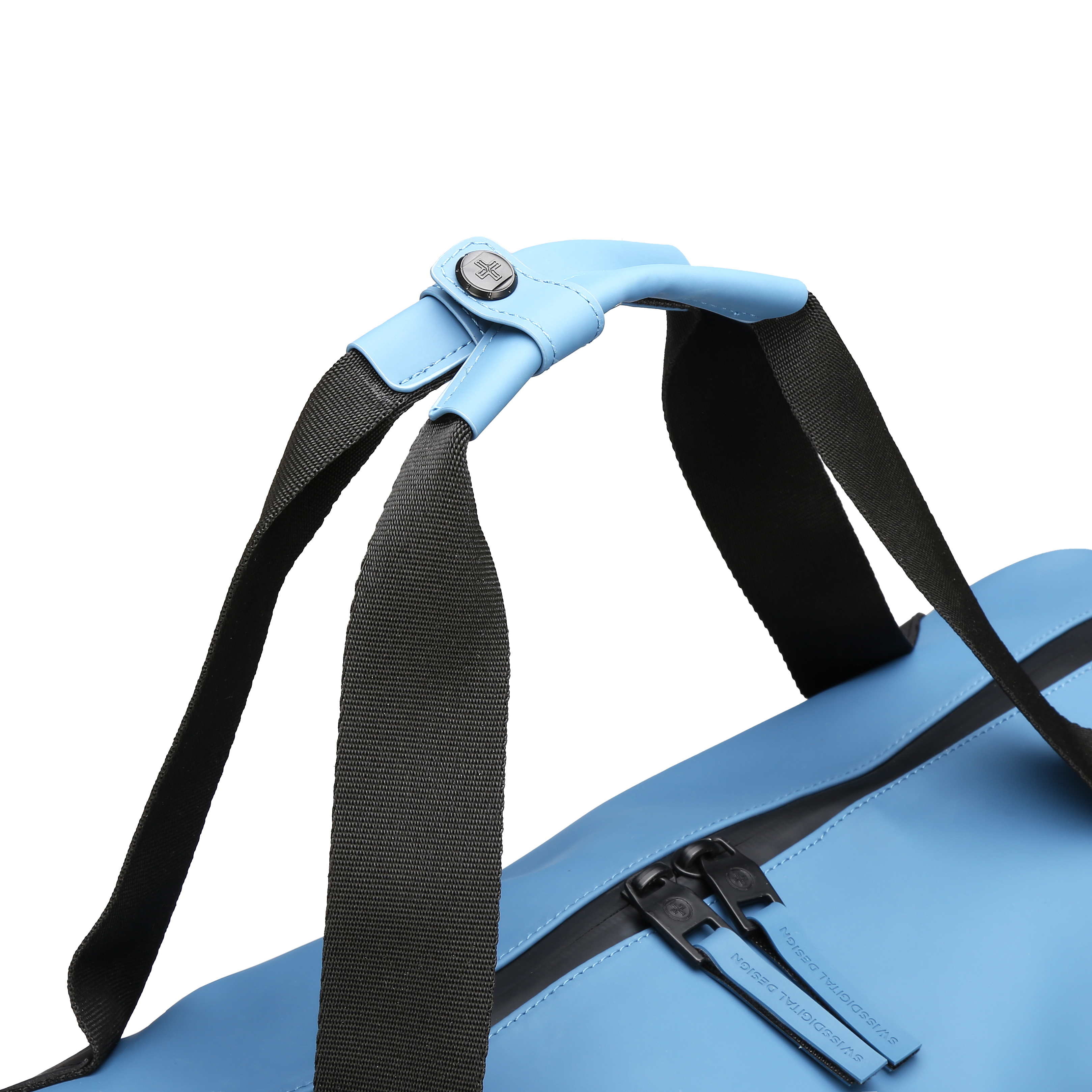 Primo piano di una borsa azzurra con cinghie e cerniere nere. Anche il manico superiore è azzurro.