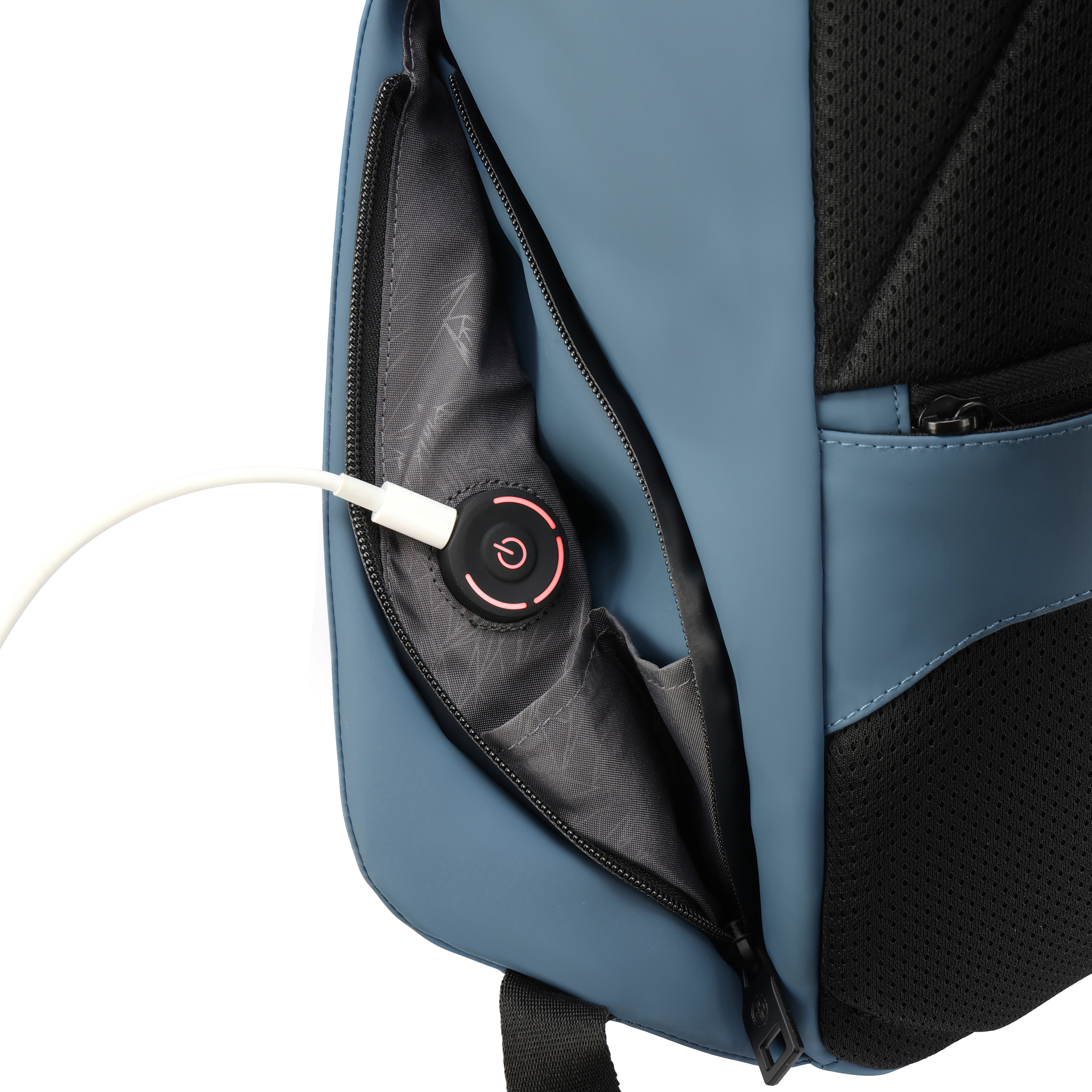 Zaino blu con tasca aperta, porta di ricarica e cavo bianco. La porta si illumina di rosso.