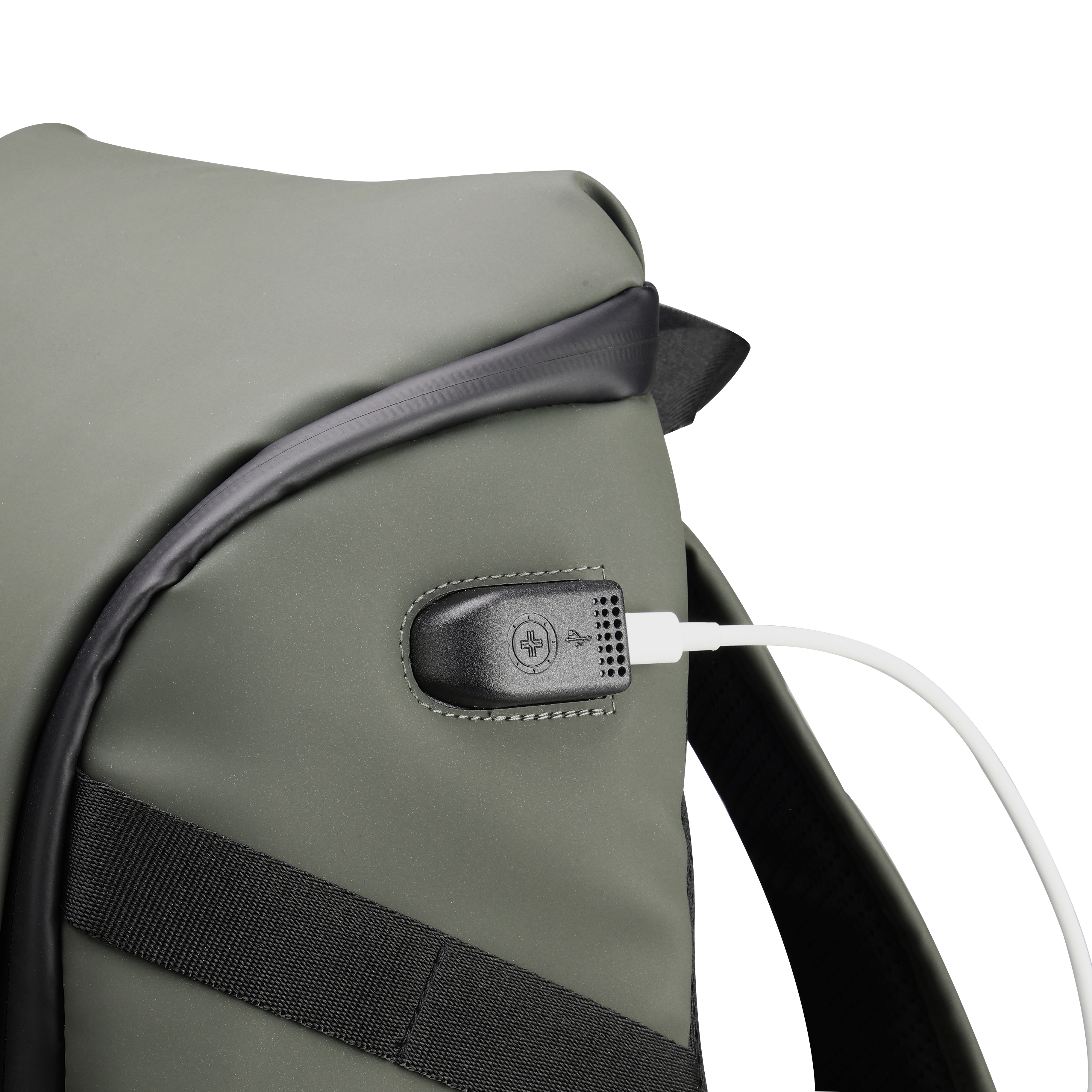 Zaino verde con dettagli neri. Un cavo USB bianco è collegato alla porta di ricarica dello zaino.
