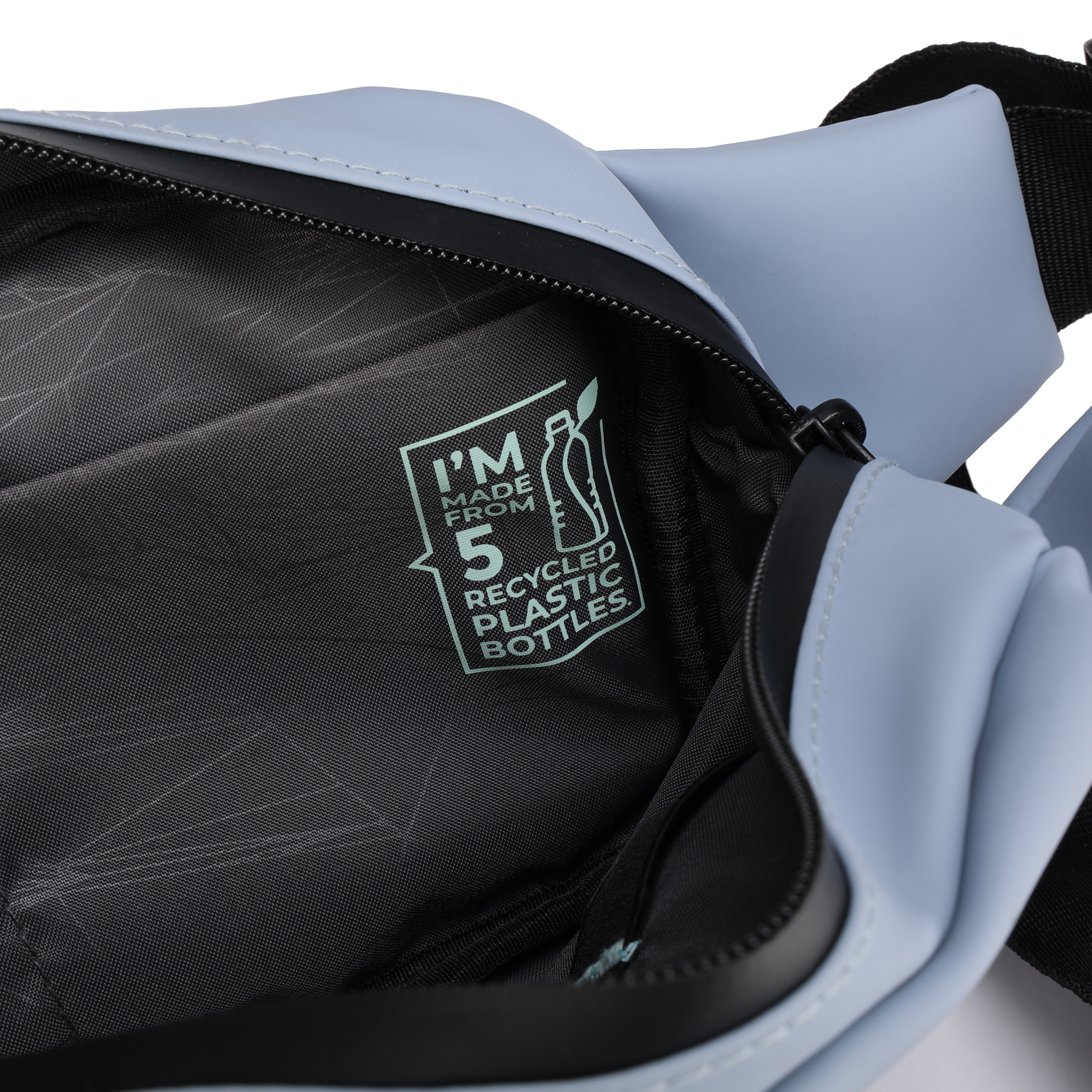 Marsupio blu aperto con cerniera nera e un'etichetta che dice 'I'm made from 5 recycled plastic bottles'.