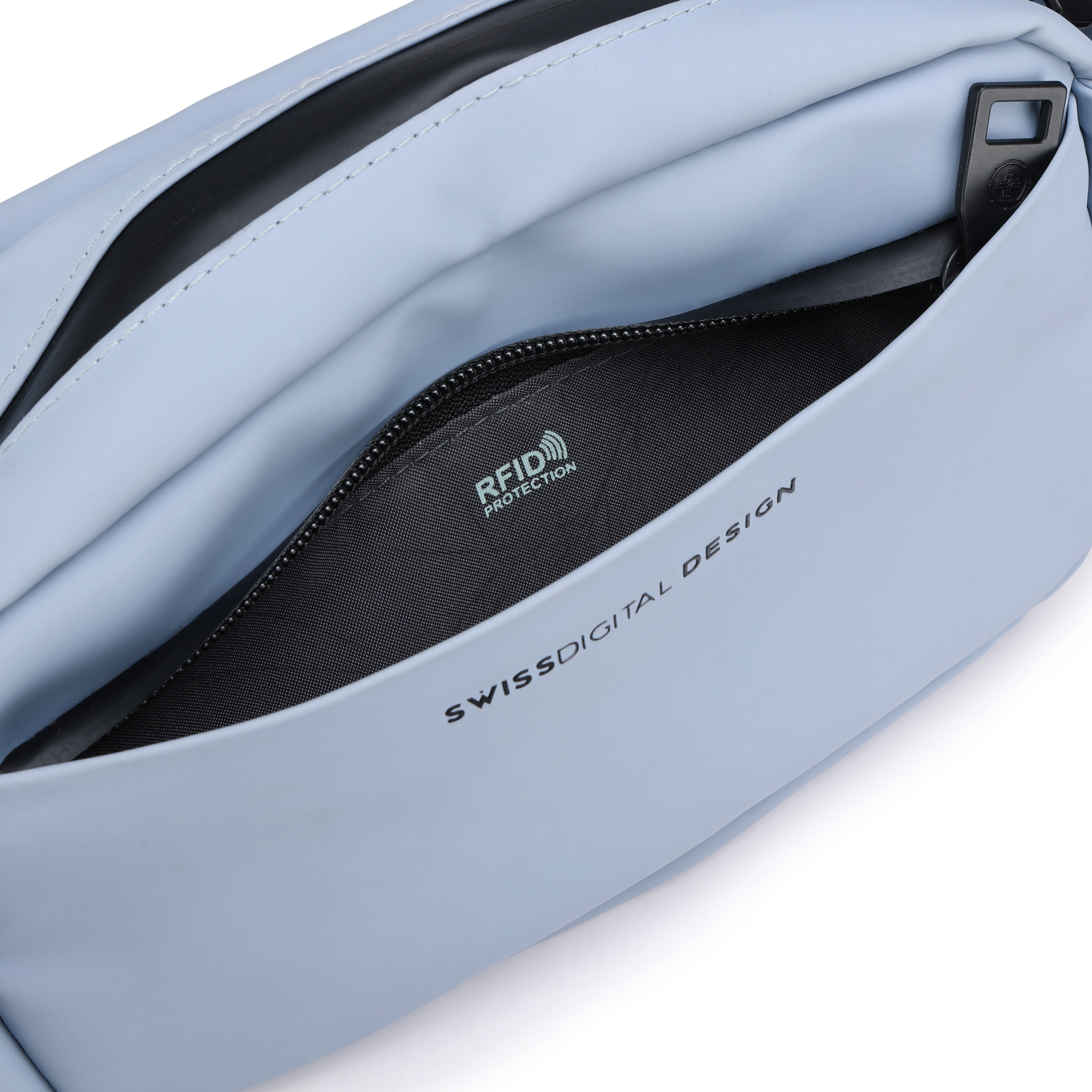 Primo piano di un marsupio azzurro con cerniera. L'interno è in tessuto nero e sono stampate le parole RFID PROTECTION.