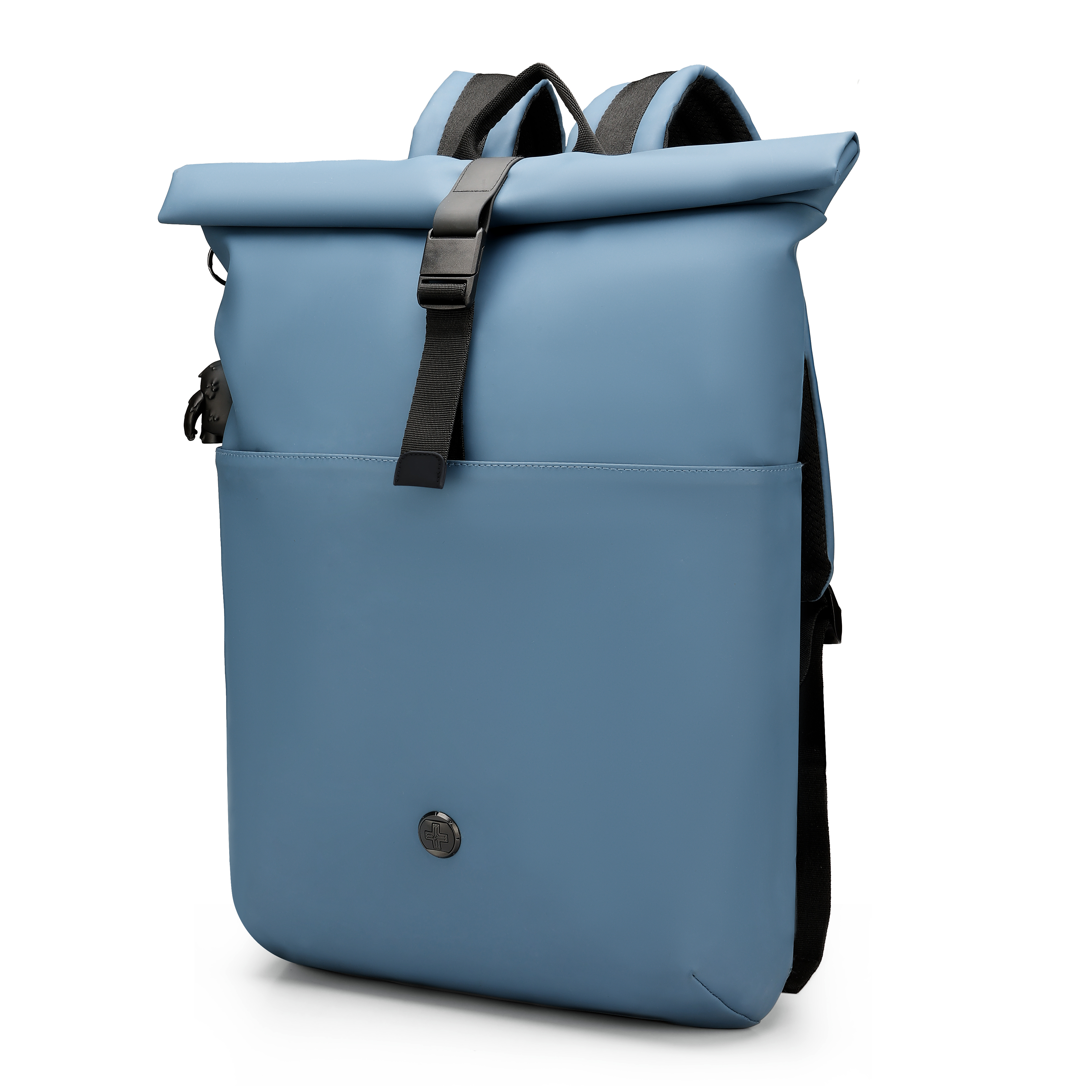Uno zaino blu con design roll-top, cinghie nere e tasca frontale. Isolato su sfondo bianco.