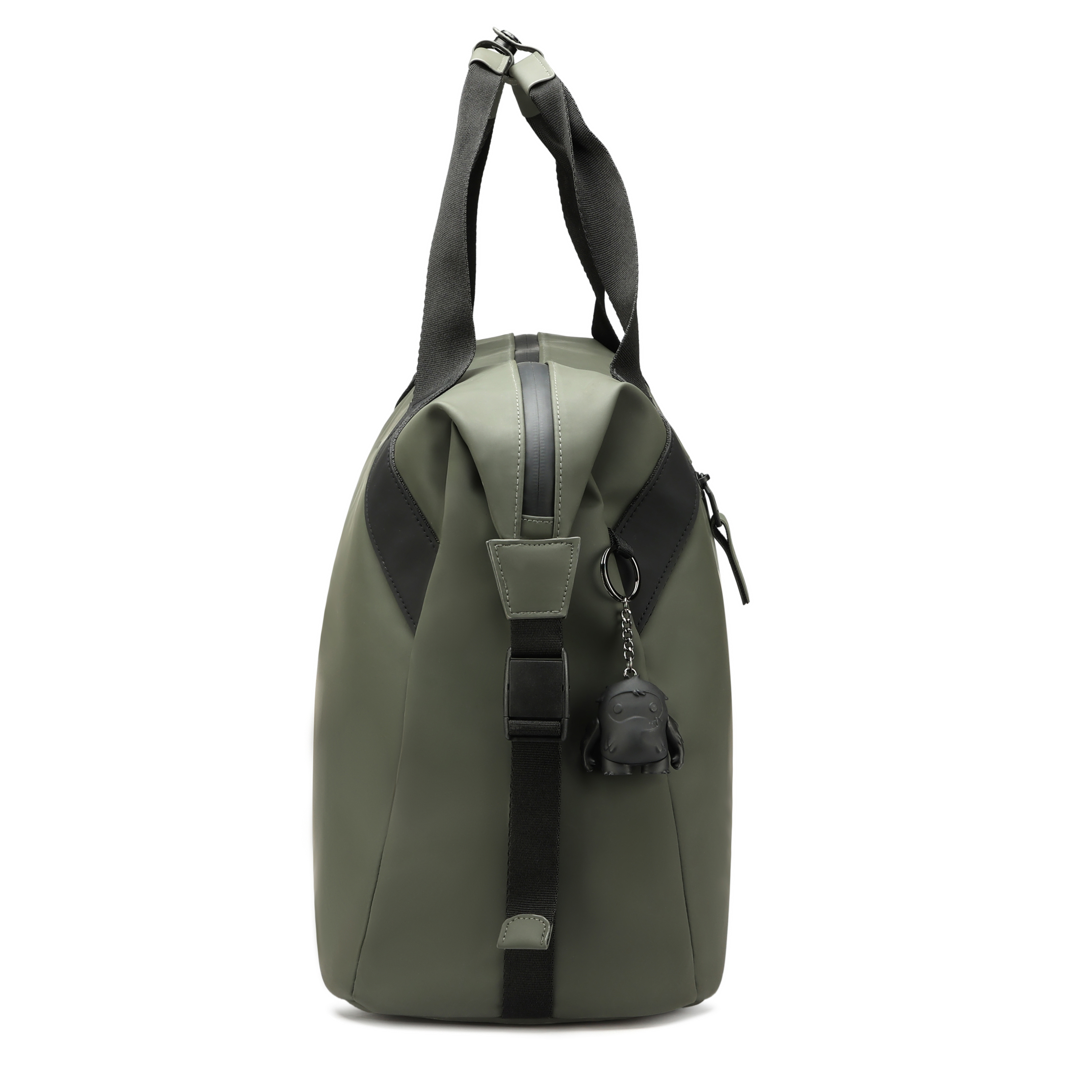 Borsa da viaggio verde con cinghie nere e un ciondolo. Su sfondo bianco.