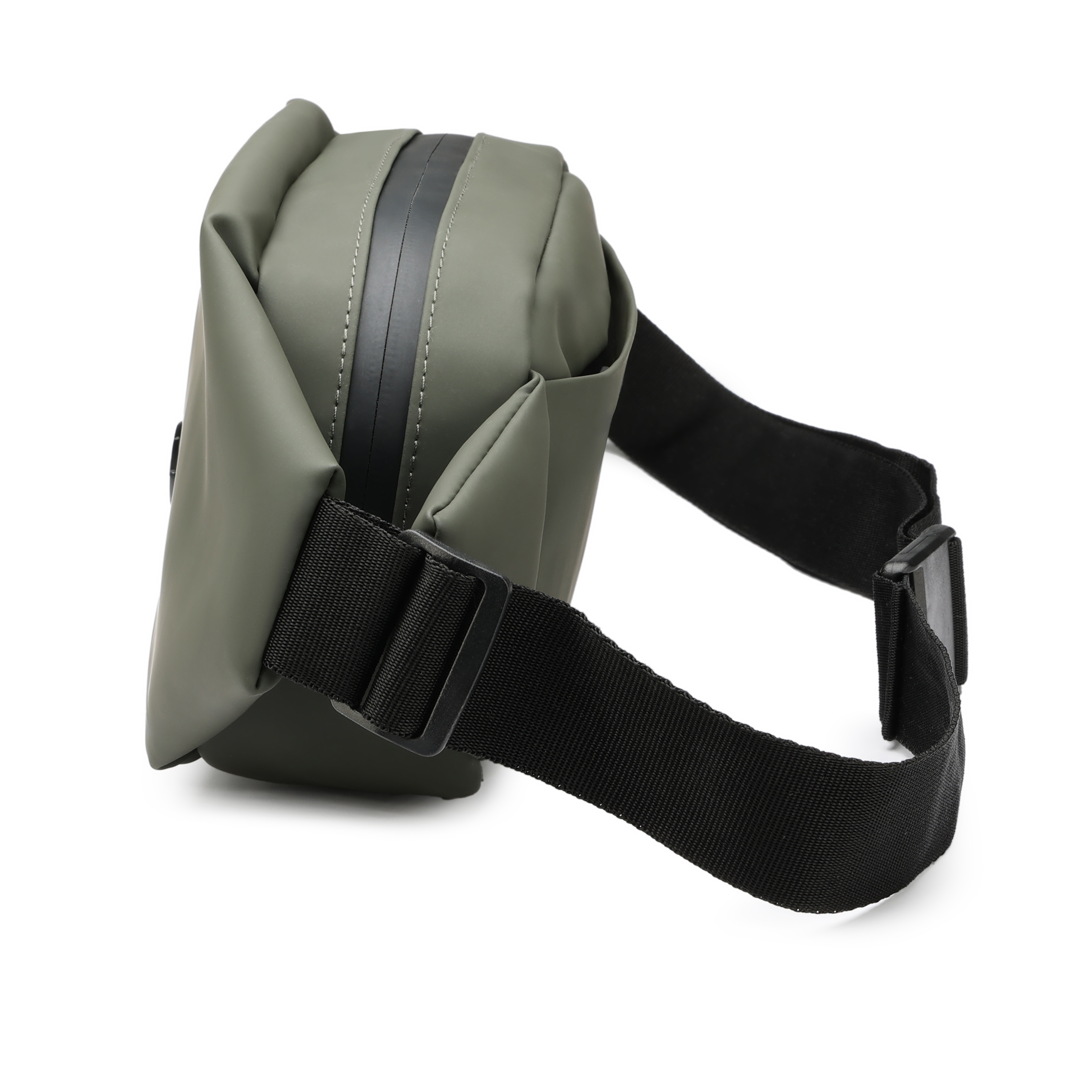 Borsa a tracolla verde oliva con cinturino nero, fibbia e cerniera. Su sfondo bianco.