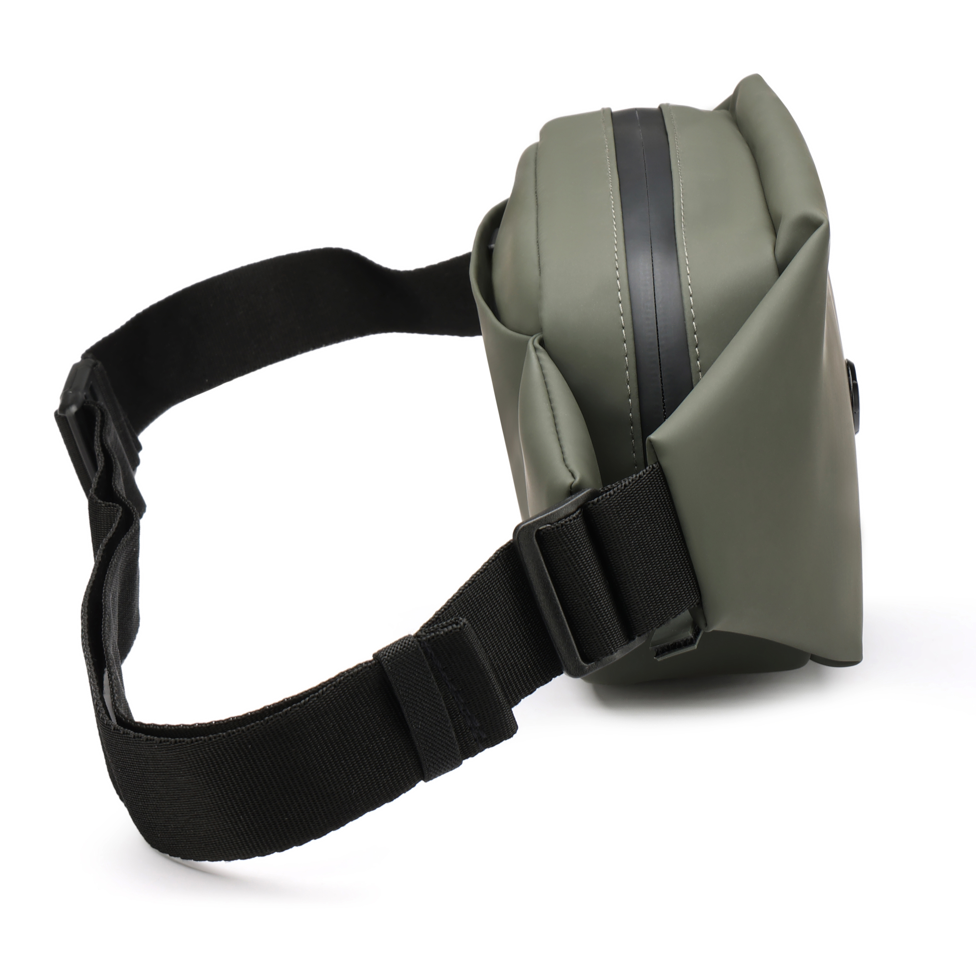 Un marsupio verde oliva con cinturino nero. La borsa è su sfondo bianco e il cinturino è intorno.
