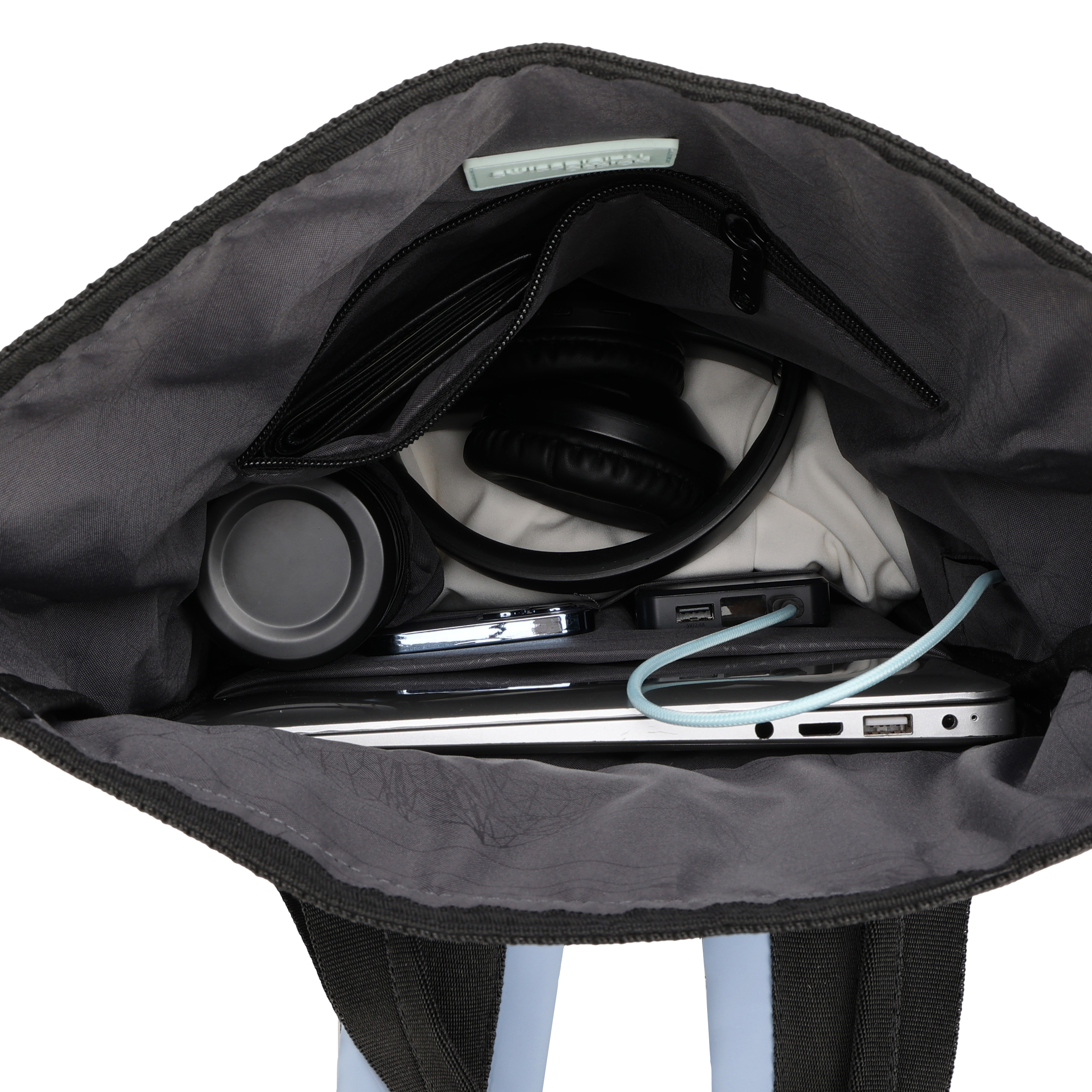 All'interno di uno zaino nero ci sono cuffie, un laptop, una bottiglia d'acqua, un telefono e un cavo di ricarica.