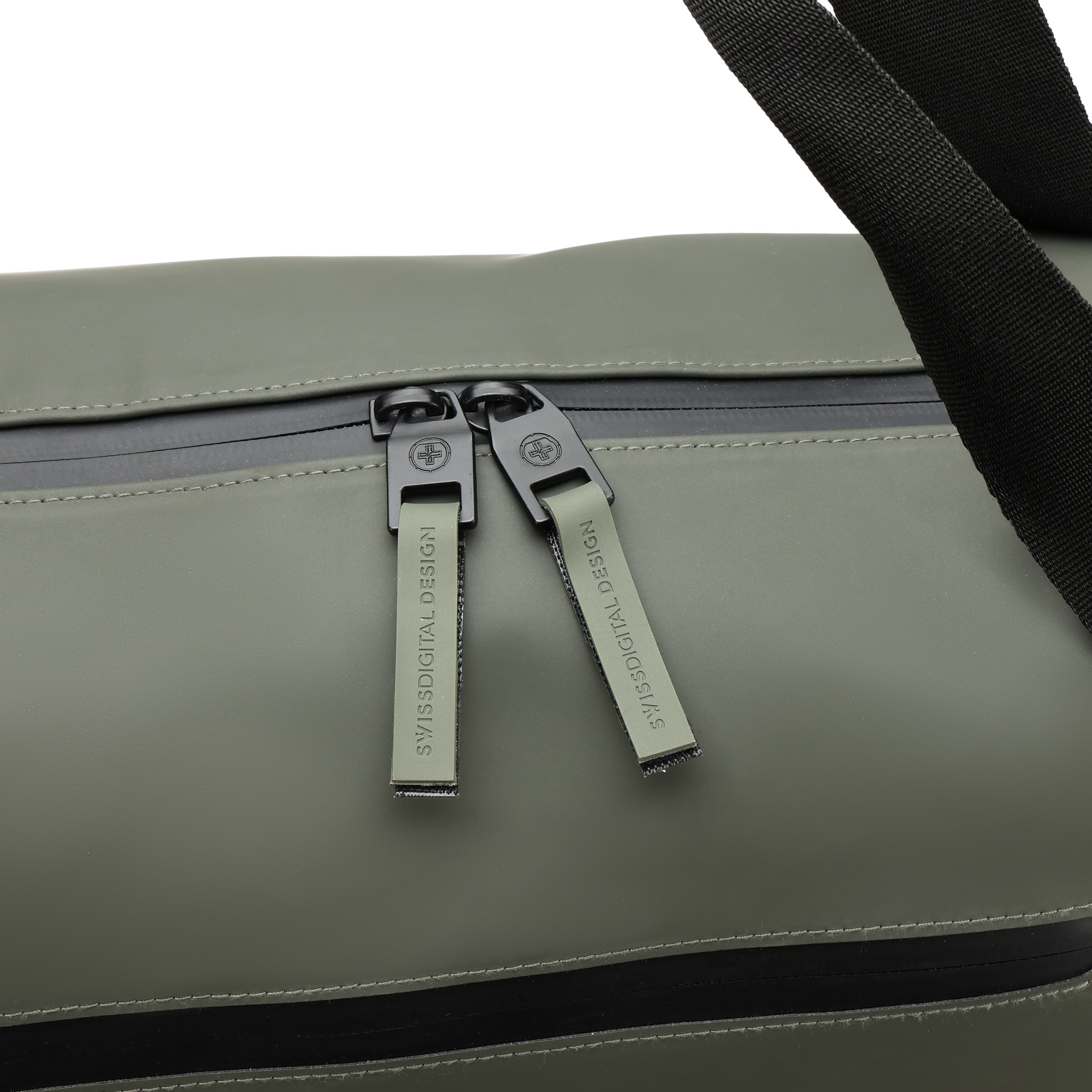 Primo piano di una borsa verde con cerniere nere. Le cerniere riportano SWISSDIGITAL DESIGN.