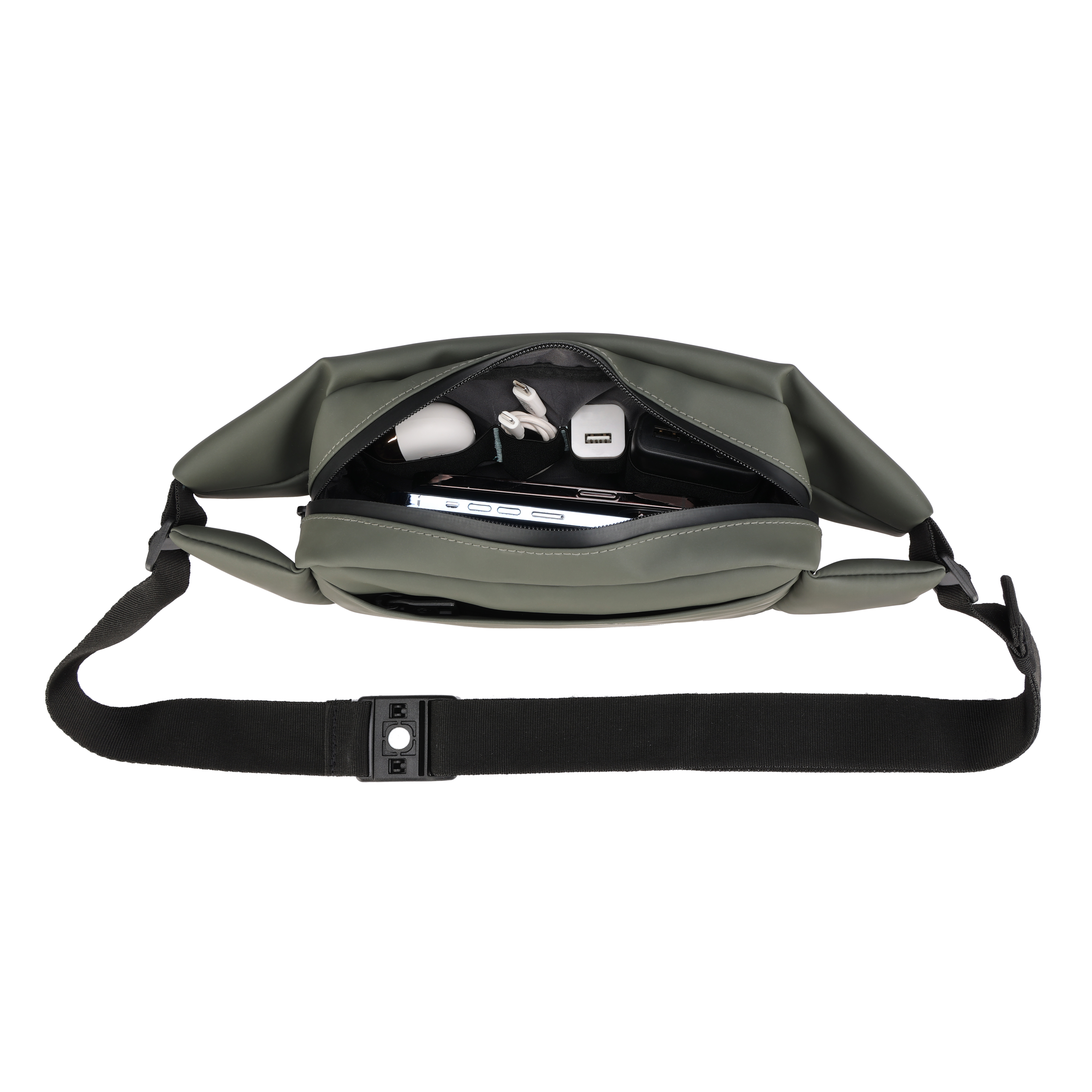 Marsupio verde oliva aperto con cinturino nero. All'interno telefono, caricatore e auricolari.