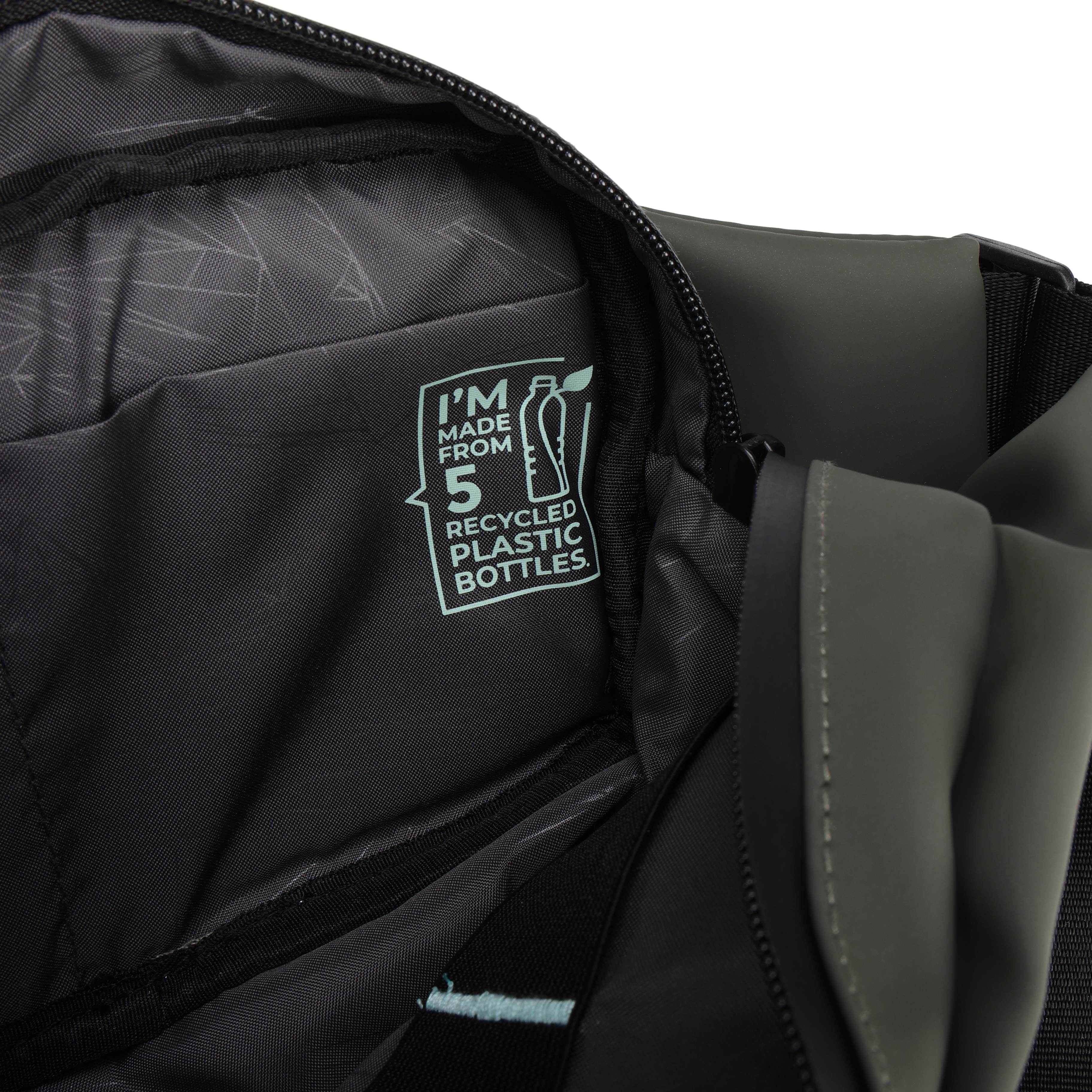 Borsa nera aperta con etichetta: 'I'm made from 5 recycled plastic bottles' in turchese.