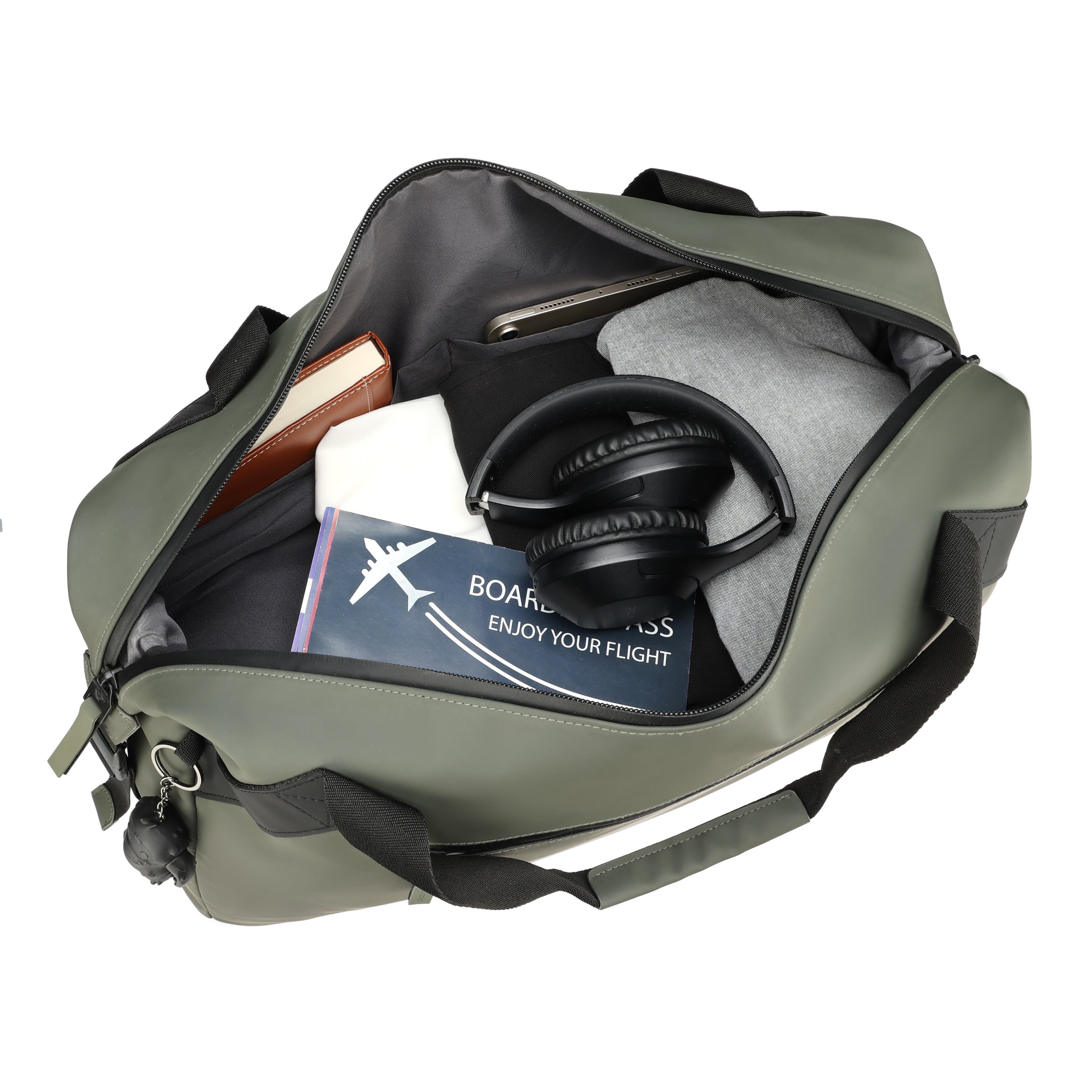 Borsa da viaggio verde oliva aperta con oggetti: cuffie, libro, tablet e carta d'imbarco. Sfondo bianco.