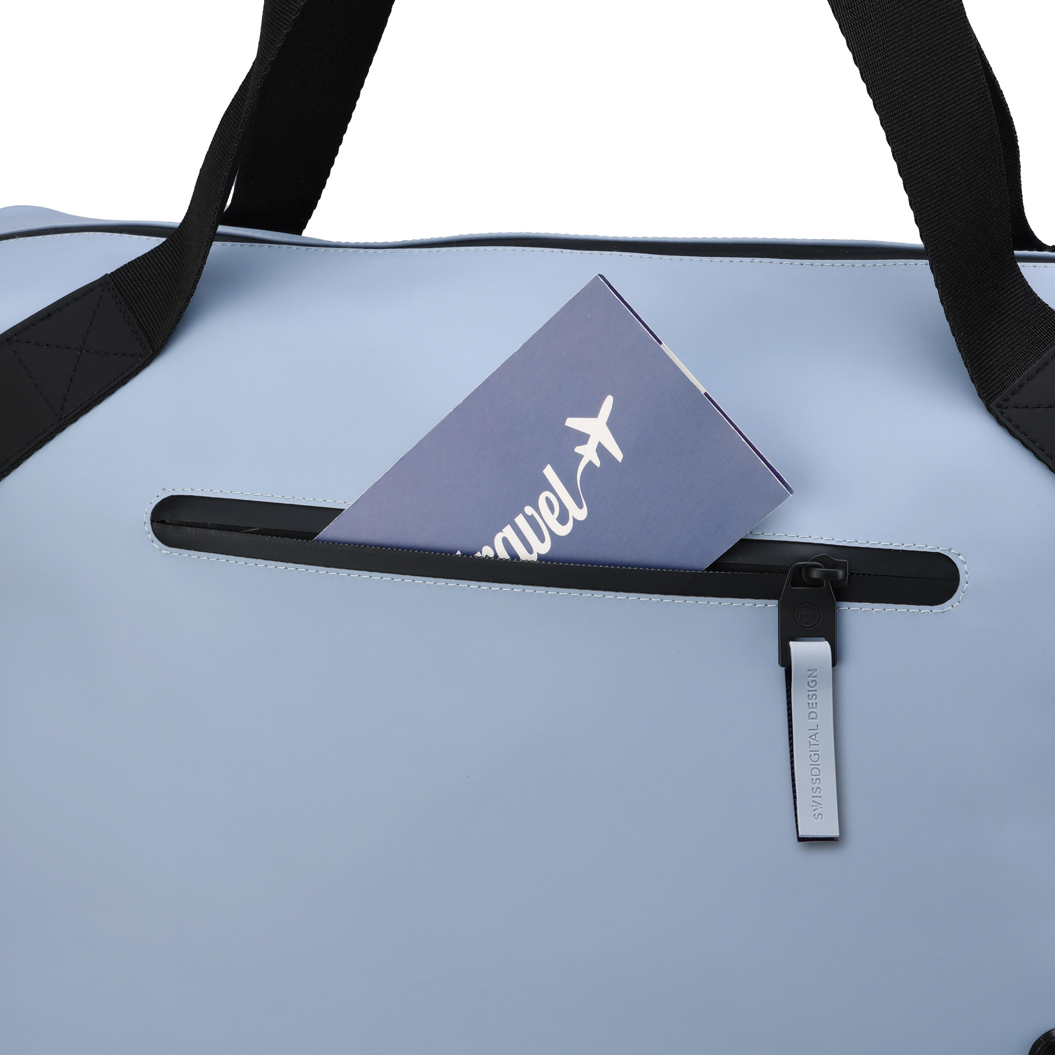 Borsa azzurra con cerniera e manici neri, una carta con logo aereo è in tasca.