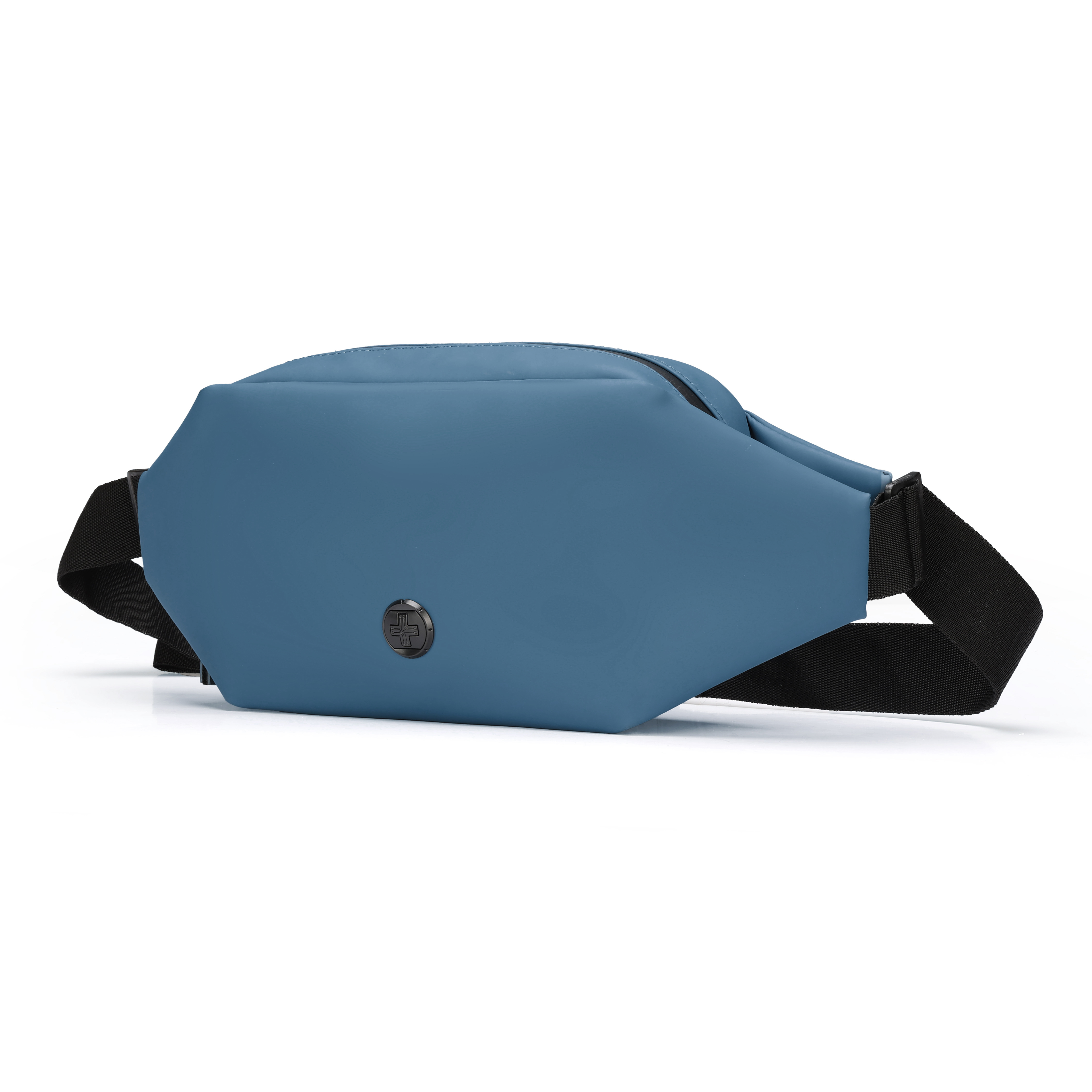 Un marsupio blu con cinghie nere su una superficie bianca. Ha un logo nero sul davanti.