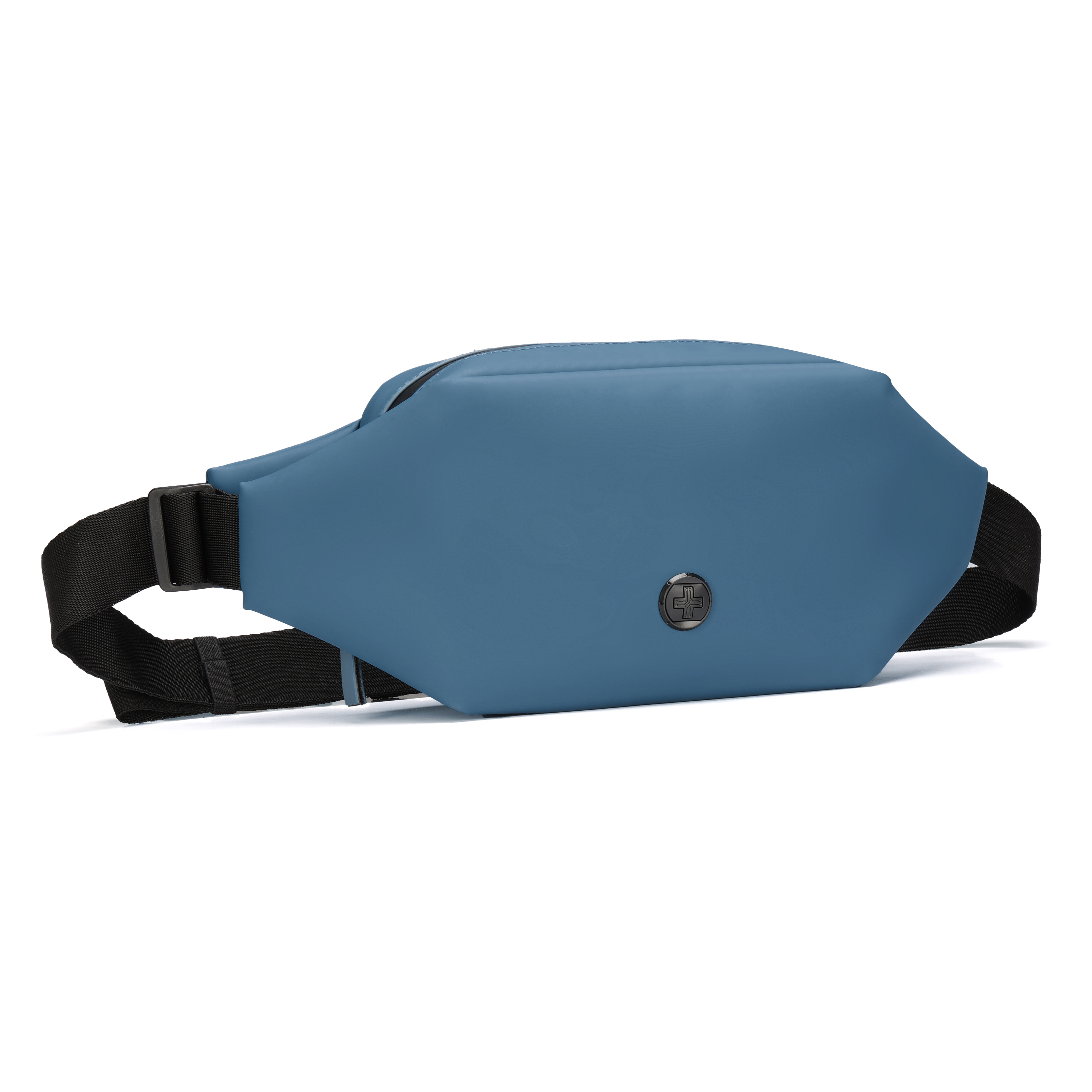 Un marsupio blu con cinturino nero, centrato su sfondo bianco. Ha una cerniera e un logo.