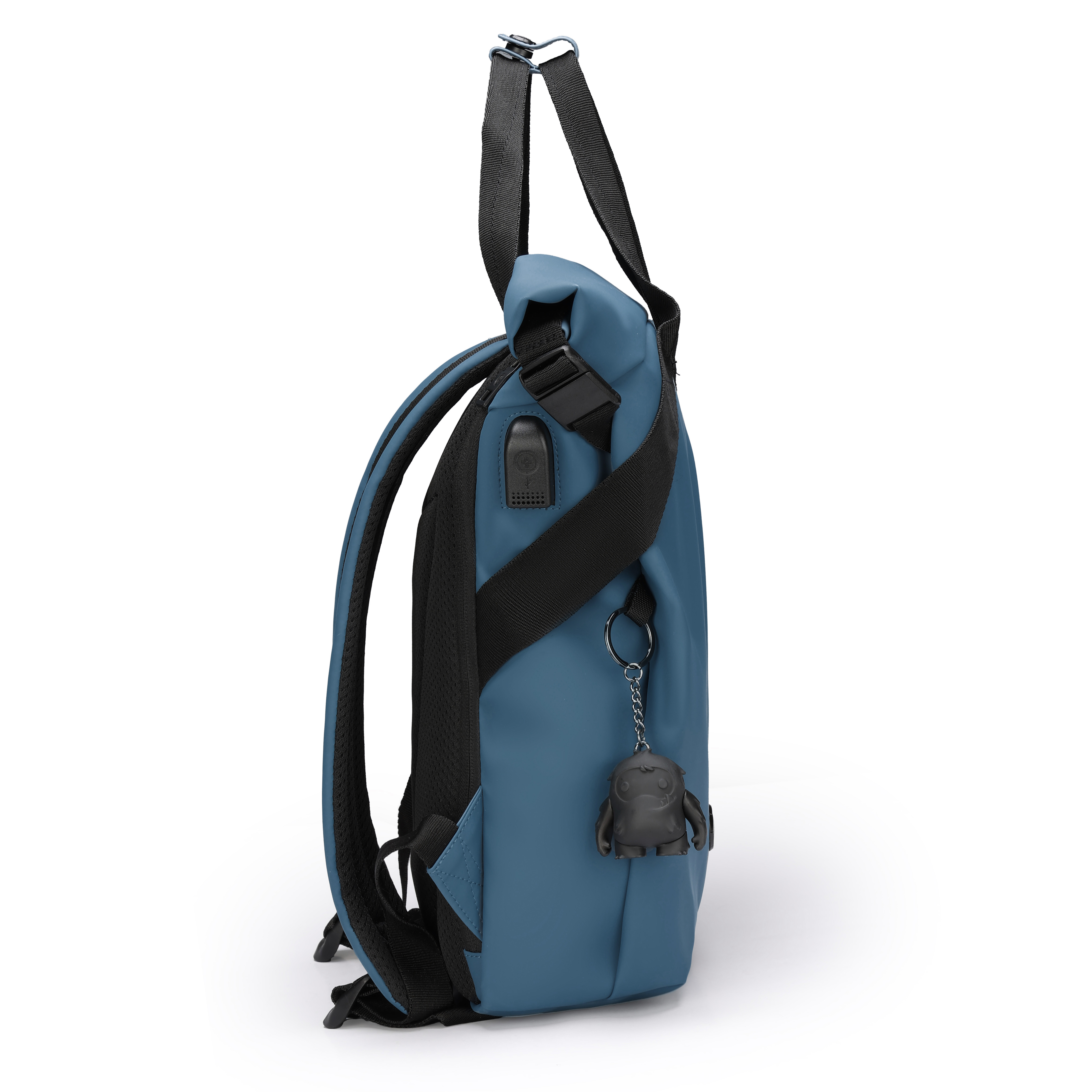 Zaino blu con cinghie nere, un ciondolo nero e una porta USB. Sfondo bianco.