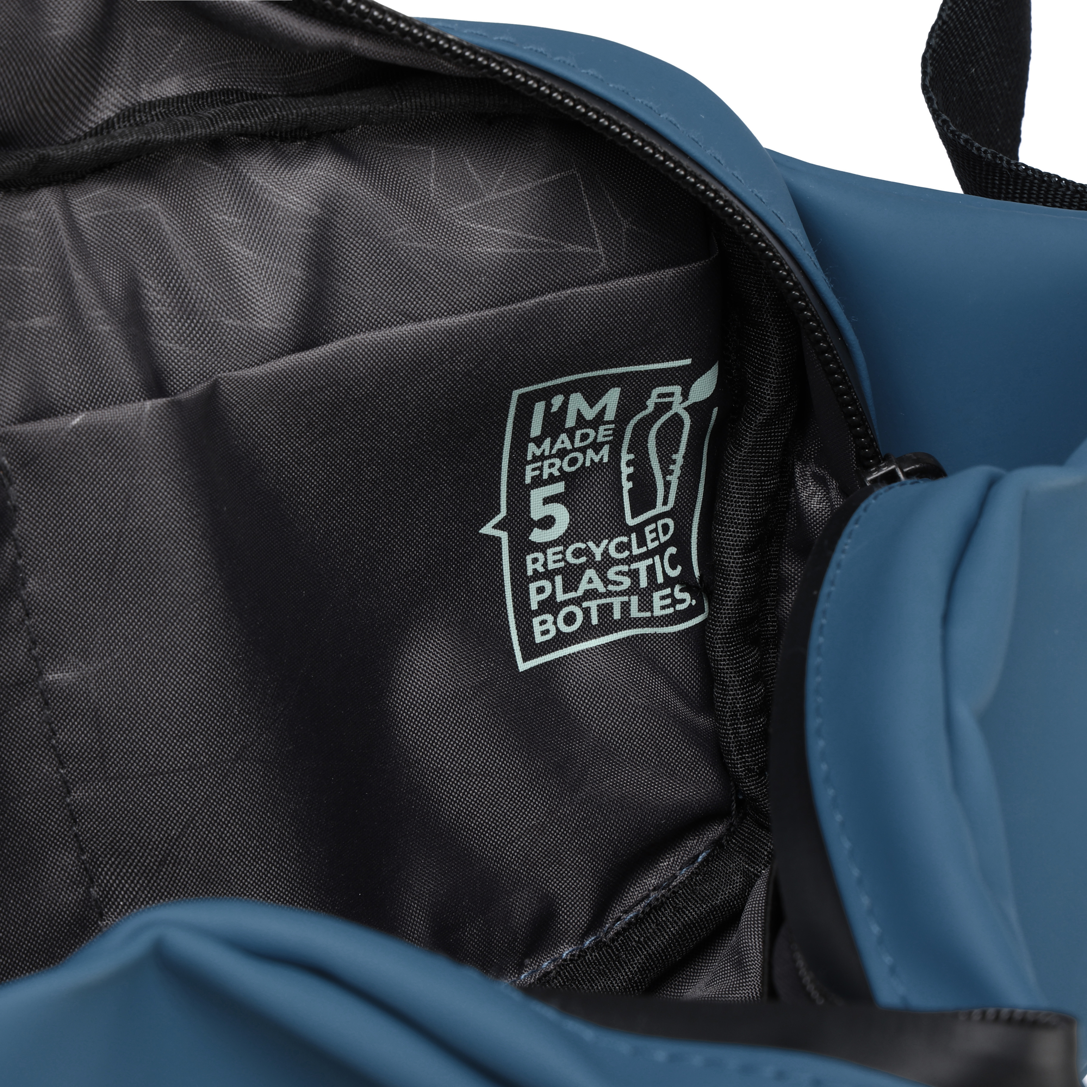 Interno borsa blu aperta con etichetta: 'Realizzato con 5 bottiglie di plastica riciclate'.