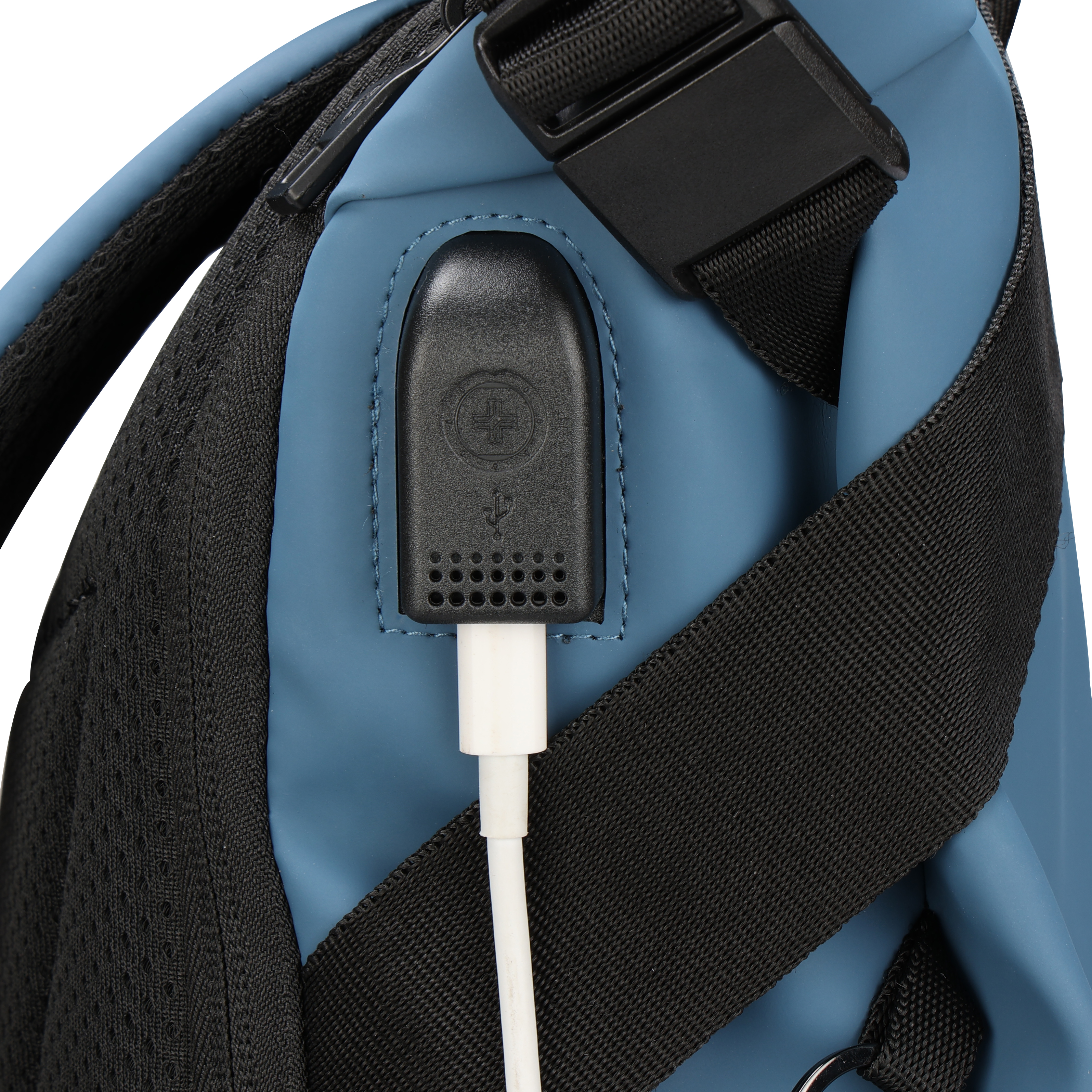 Primo piano di uno zaino blu con porta USB nera e cavo bianco. Sono visibili anche cinghie nere e rete.